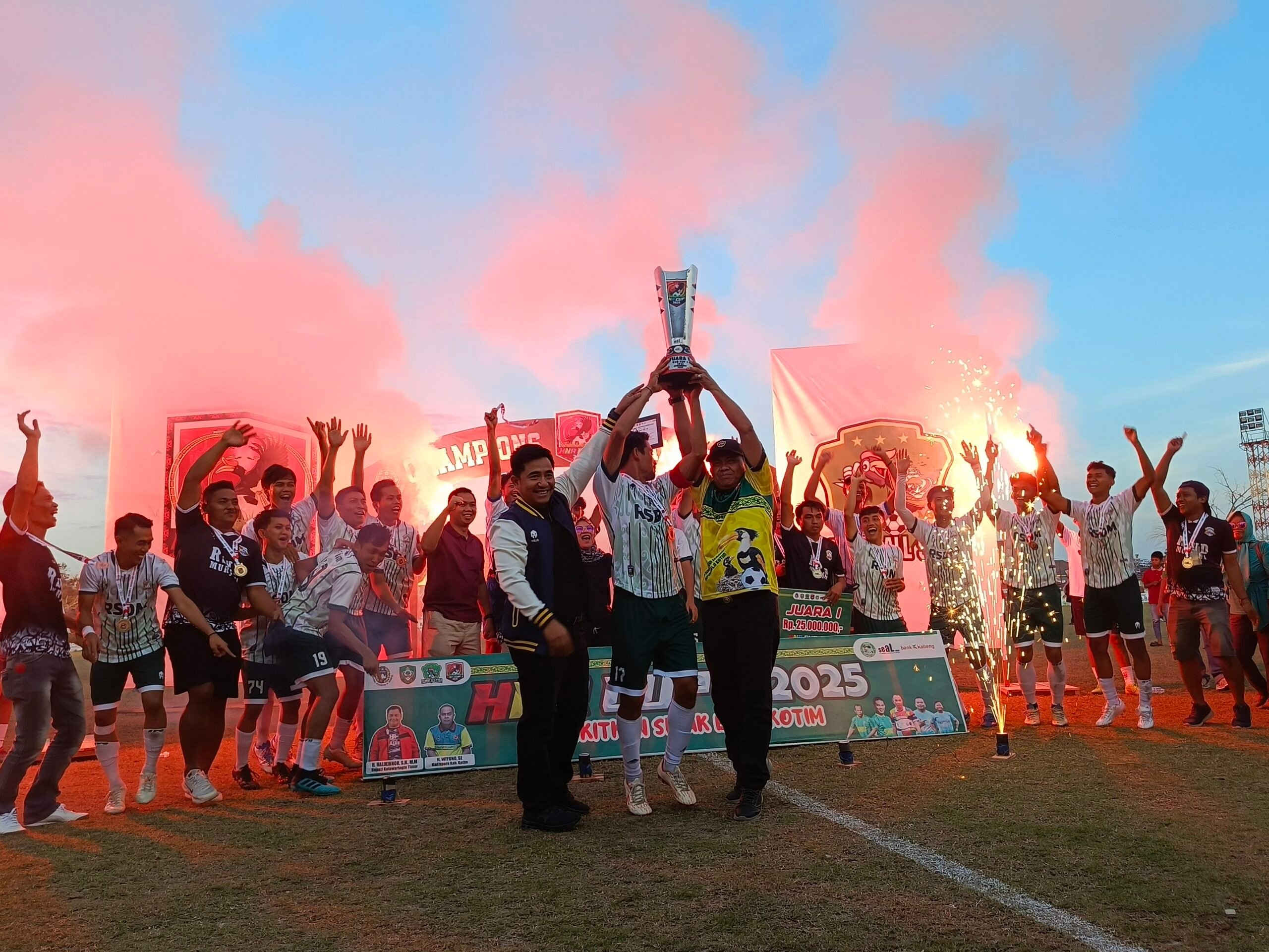 <p>HNR Cup resmi ditutup dengan penyerahan pemenang juara 1 oleh Kepala Dispora Kotim, Wiyono dan Kapolres Kotim, AKBP Resky Maula Zulkarnain, pada Sabtu (19/7/2025).<br />
(Foto : Apri)</p>