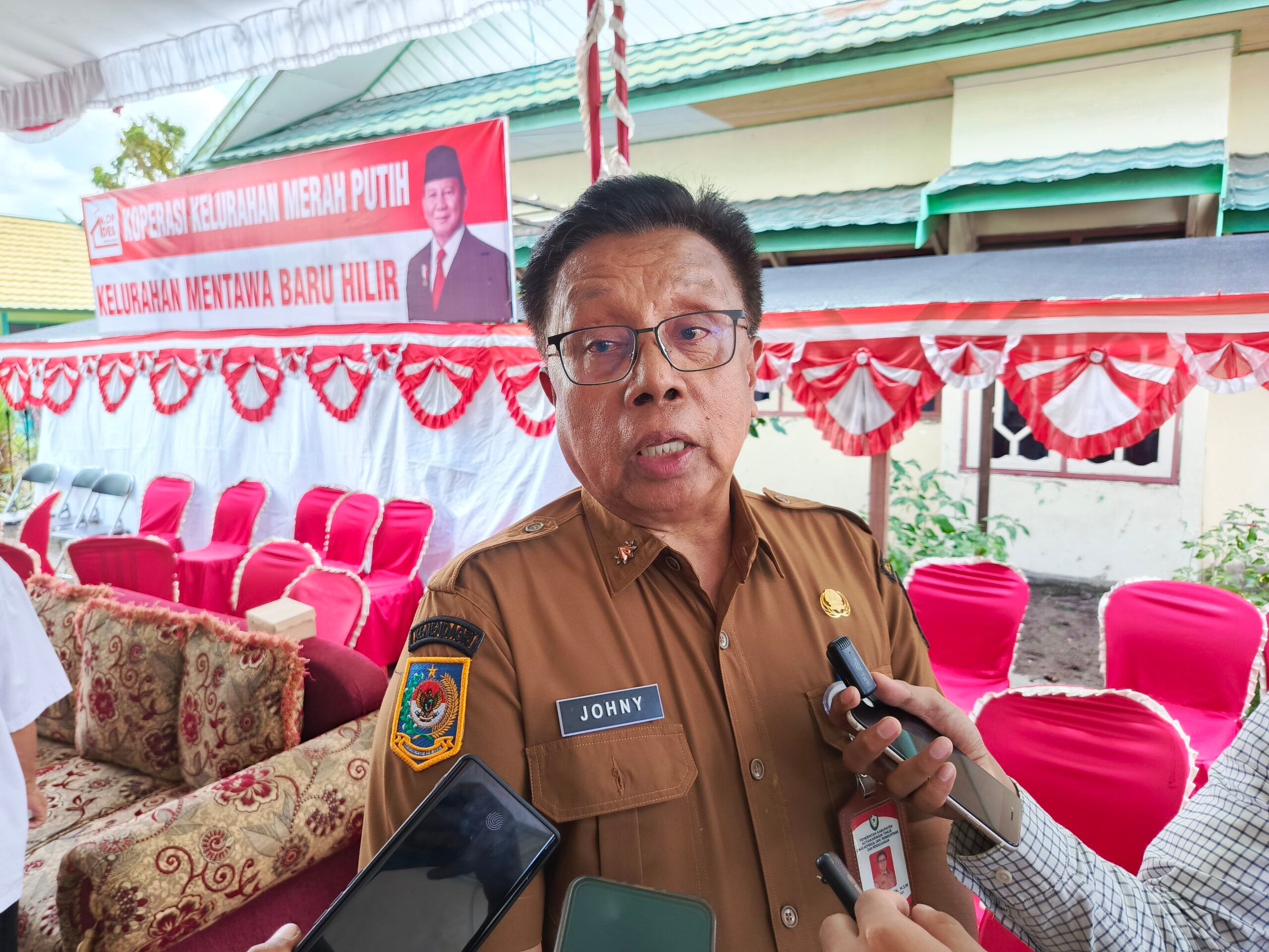 <p>Kepala Disnakertrans Kotim, Johny Tangkere saat diwawancarai, Selasa (22/7/2025). (Foto: Apri) </p>
