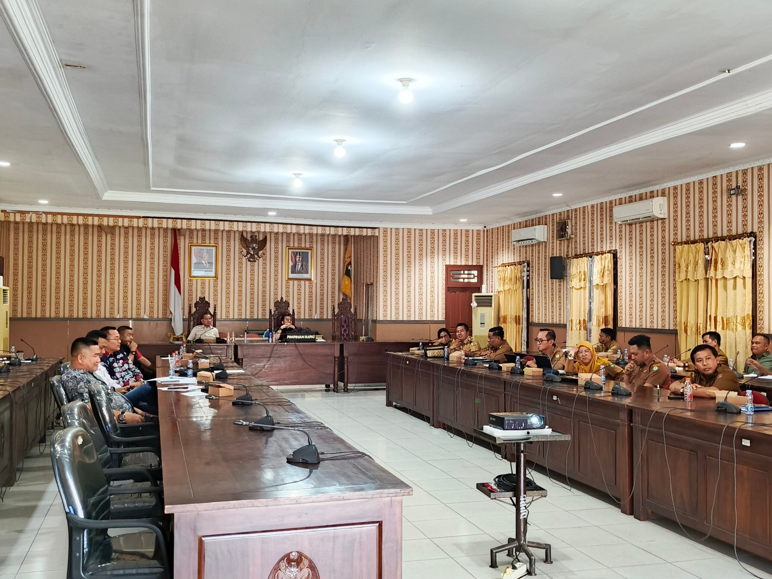 <p>DPRD Kotim menggelar rapat bersama Dinas SDABMBKPRKP Kotim bahas jalan dapil 5. (Foto: Apri) </p>