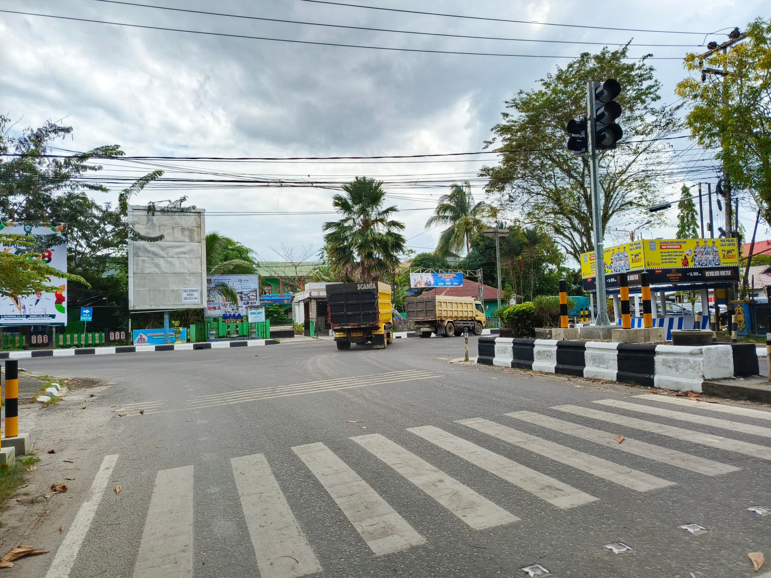 <p>Nampak dua truk pengangkut tanah terlihat melintas di Kawasan Tertib Lalu Lintas (KTL) Jalan Ahmad Yani, Kota Sampit, Kabupaten Kotim, Selasa (22/7/2025) pagi. (Foto: Apri)</p>