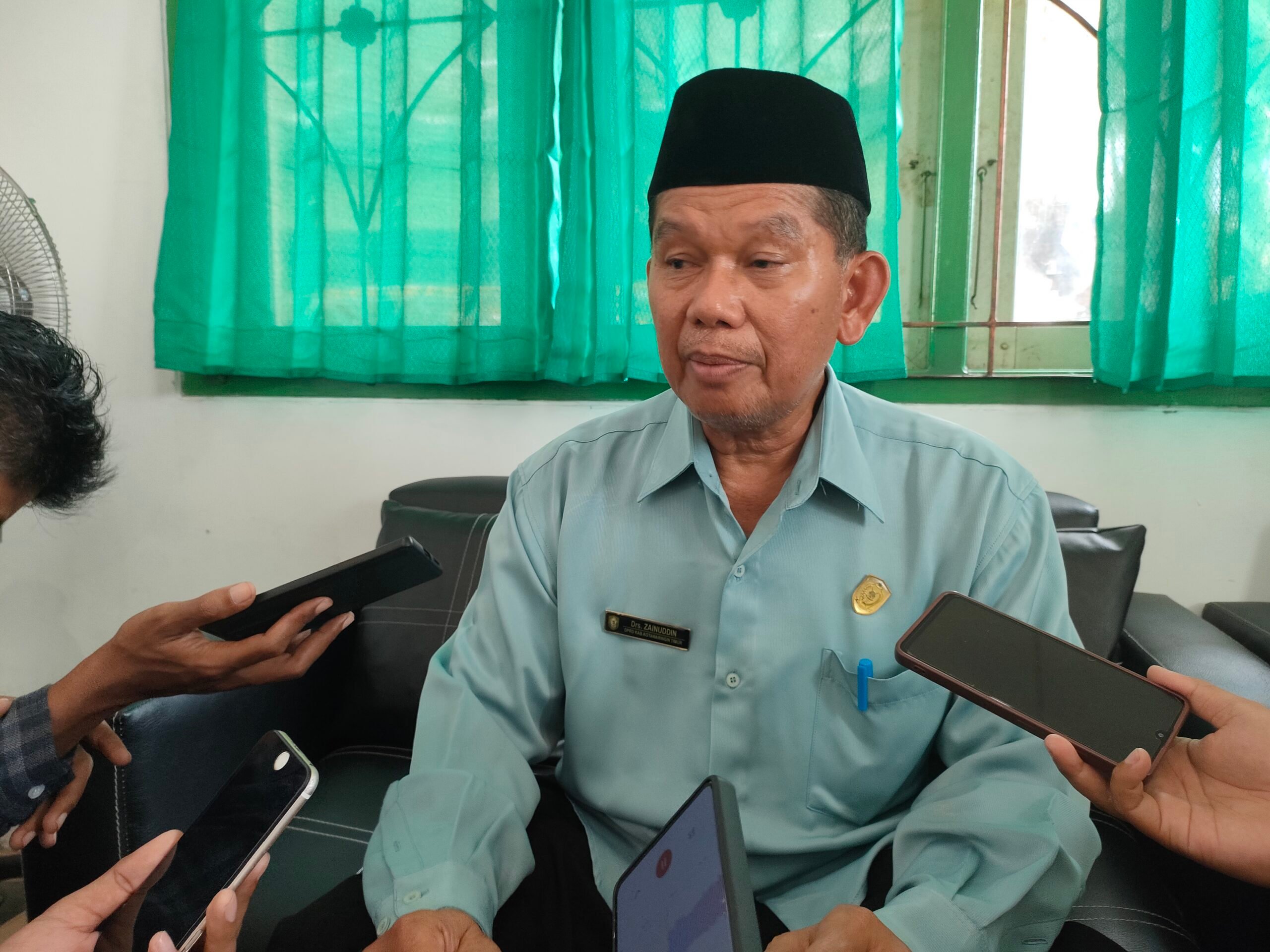 <p>Anggota DPRD Kotim Dapil III, Zainuddin saat diwawancarai, Senin (21/7/2025). (Foto: Apri) </p>
