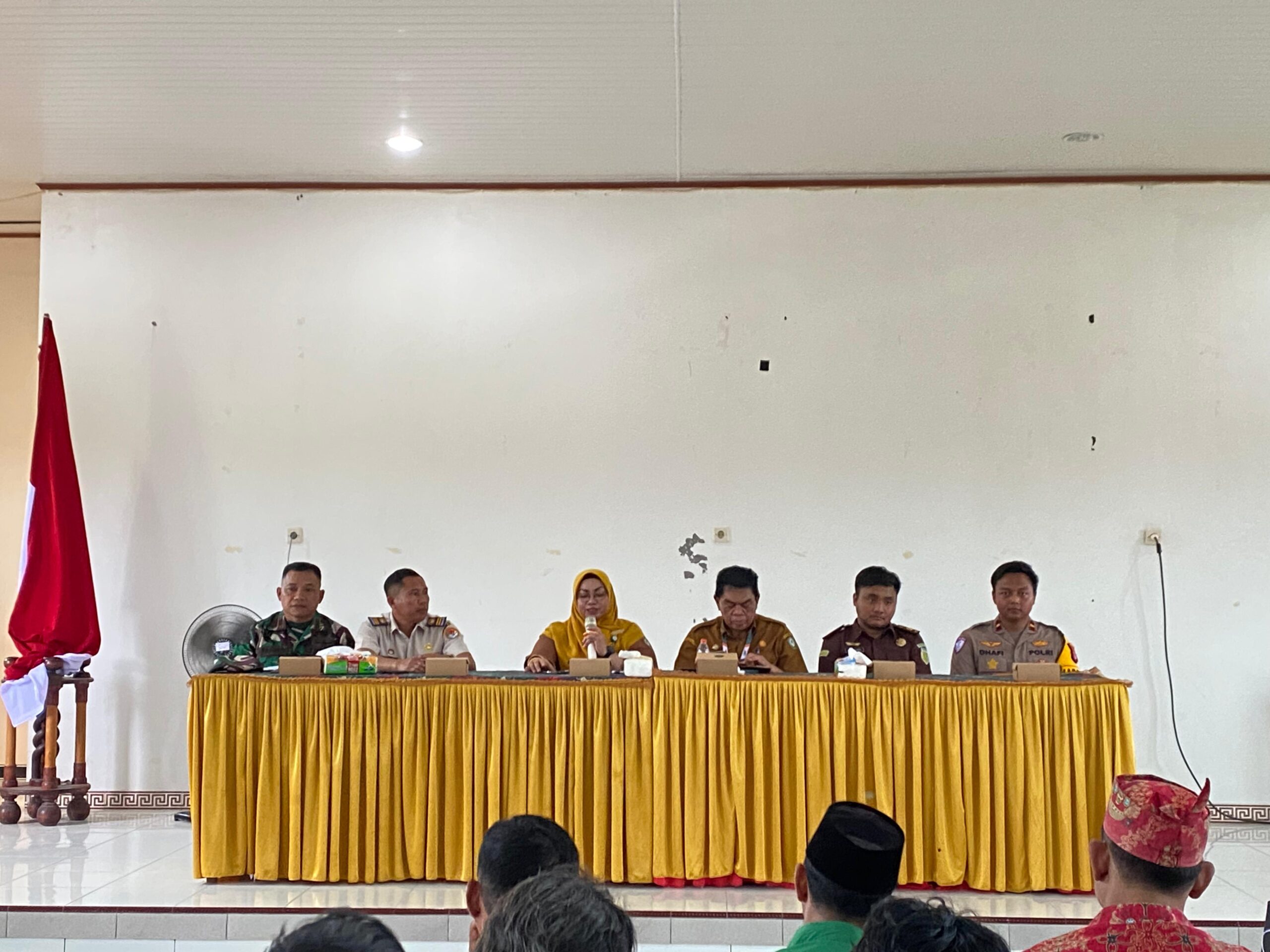 <p>Wabup Kotim, Irawati bersama jajara saat mempimpin dalam rangka audensi terkait polemik pembangunan gereja di Desa Sumber Makmur, Kecamatan Mentaya Hilir Utara, Selasa (22/7/2025). (Foto: Ist) </p>