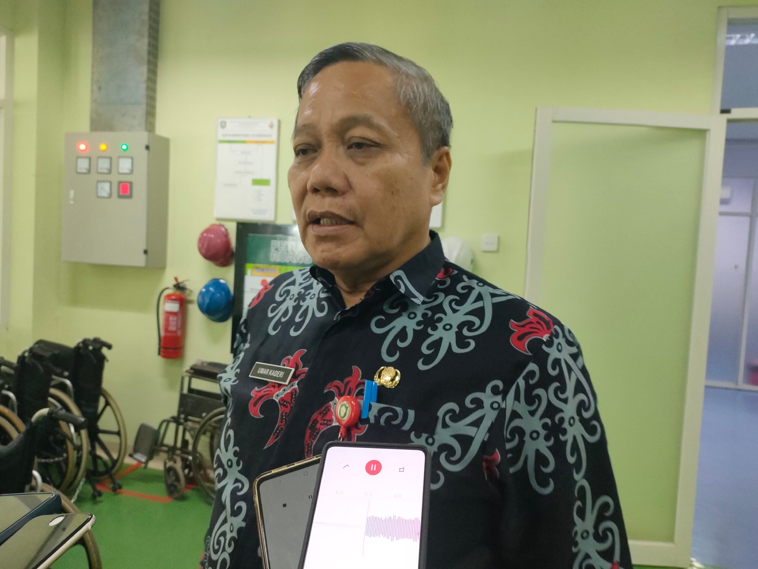 <p>Kepala Dinkes Kotim, Umar Kaderi saat diwawancarai. (Foto: Apri) </p>