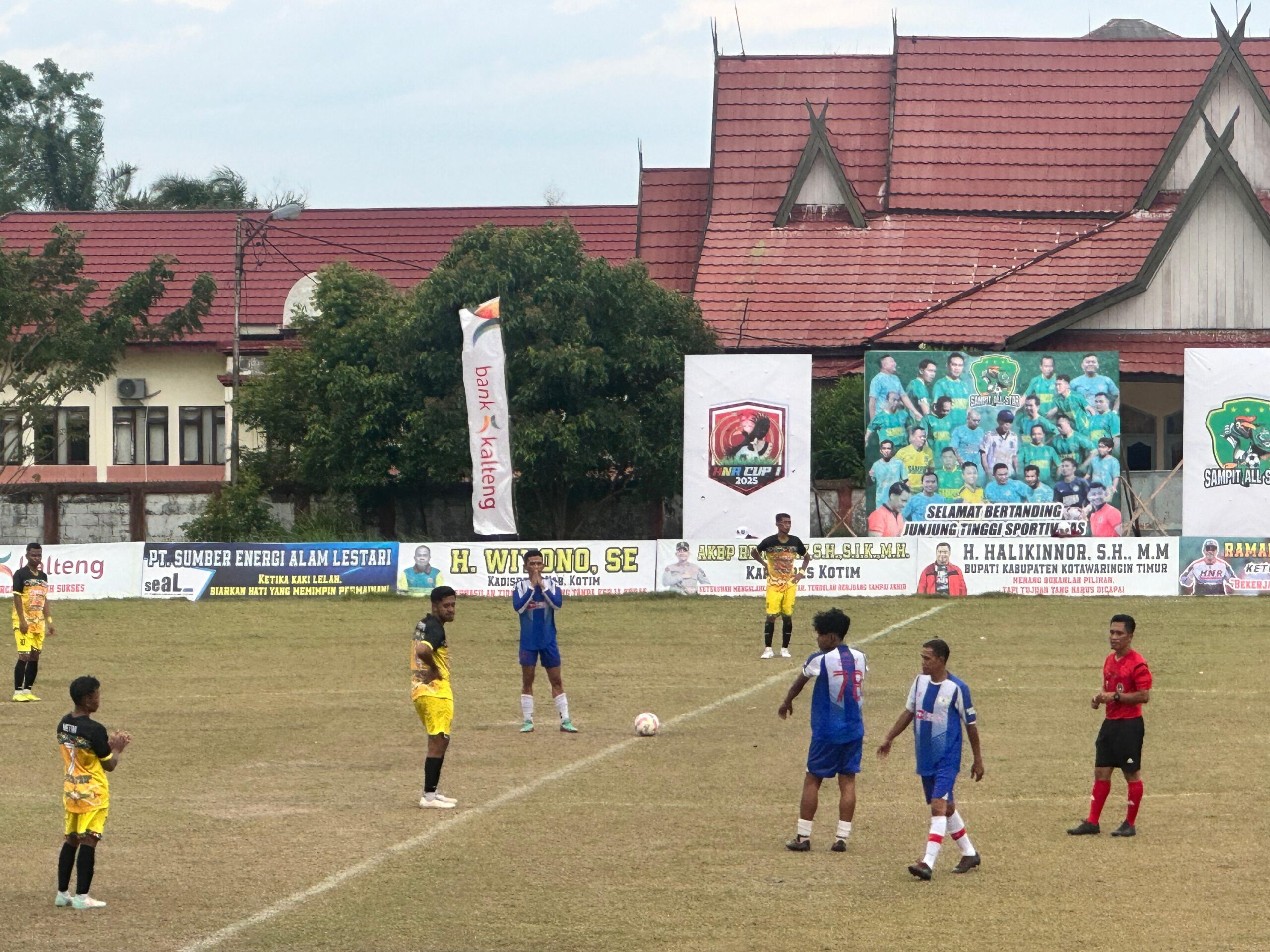 <p>Foto: Pertandingan babak 32 besar antara Cempaga All Star FC (baju kuning) vs Tarkambro FC (biru putih) di turnamen HNR Cup di stadion 29 Nopember Sampit. Selasa (8/7/2025) sore.</p>