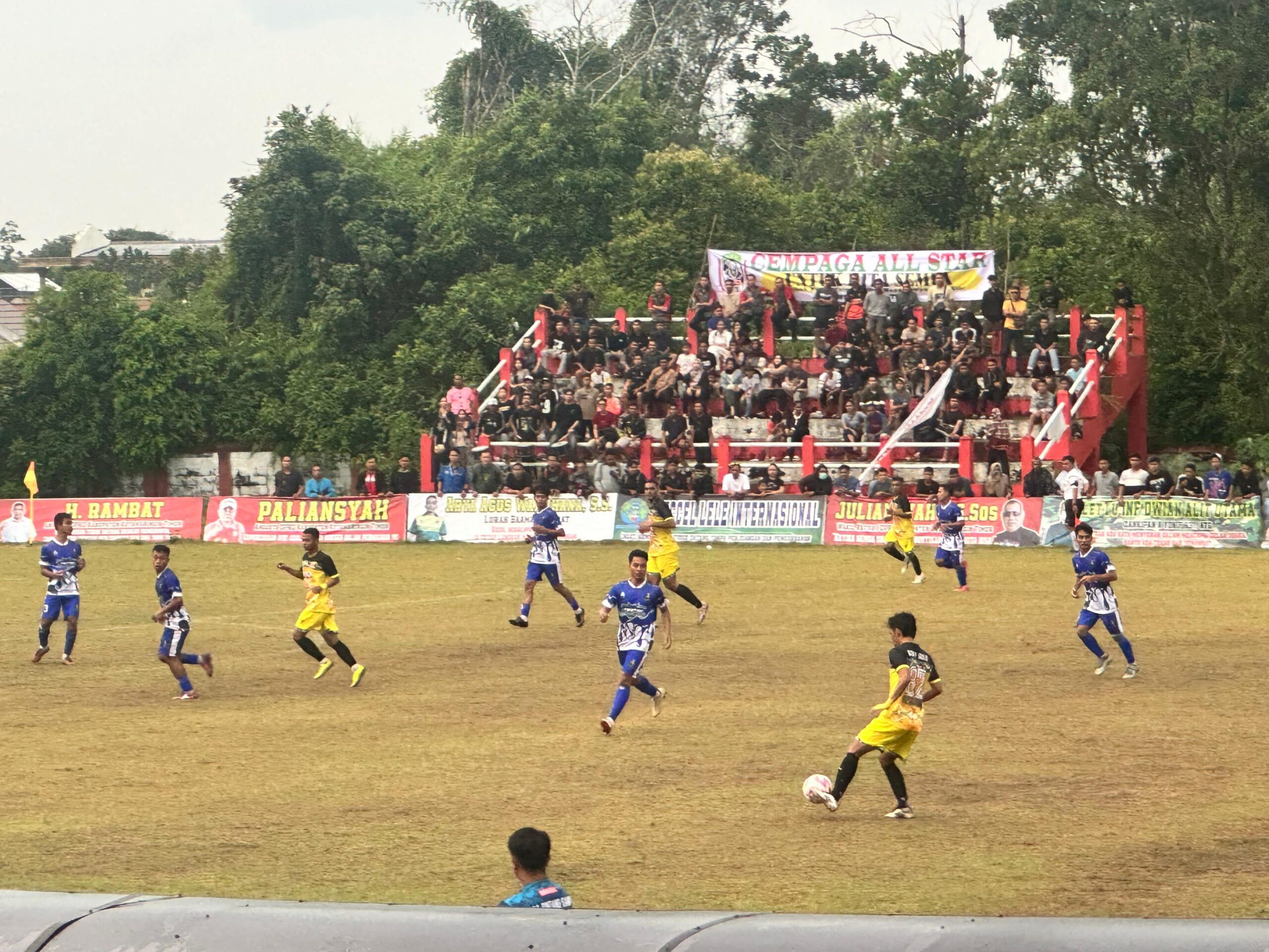 <p>Pertandingan Cempaga All Star vs CBS FC B di babak 8 besar turnamen HNR Cup I di stadion 29 Nopember Sampit pada Selasa (15/7/2025) sore. (Foto: Agus).</p>