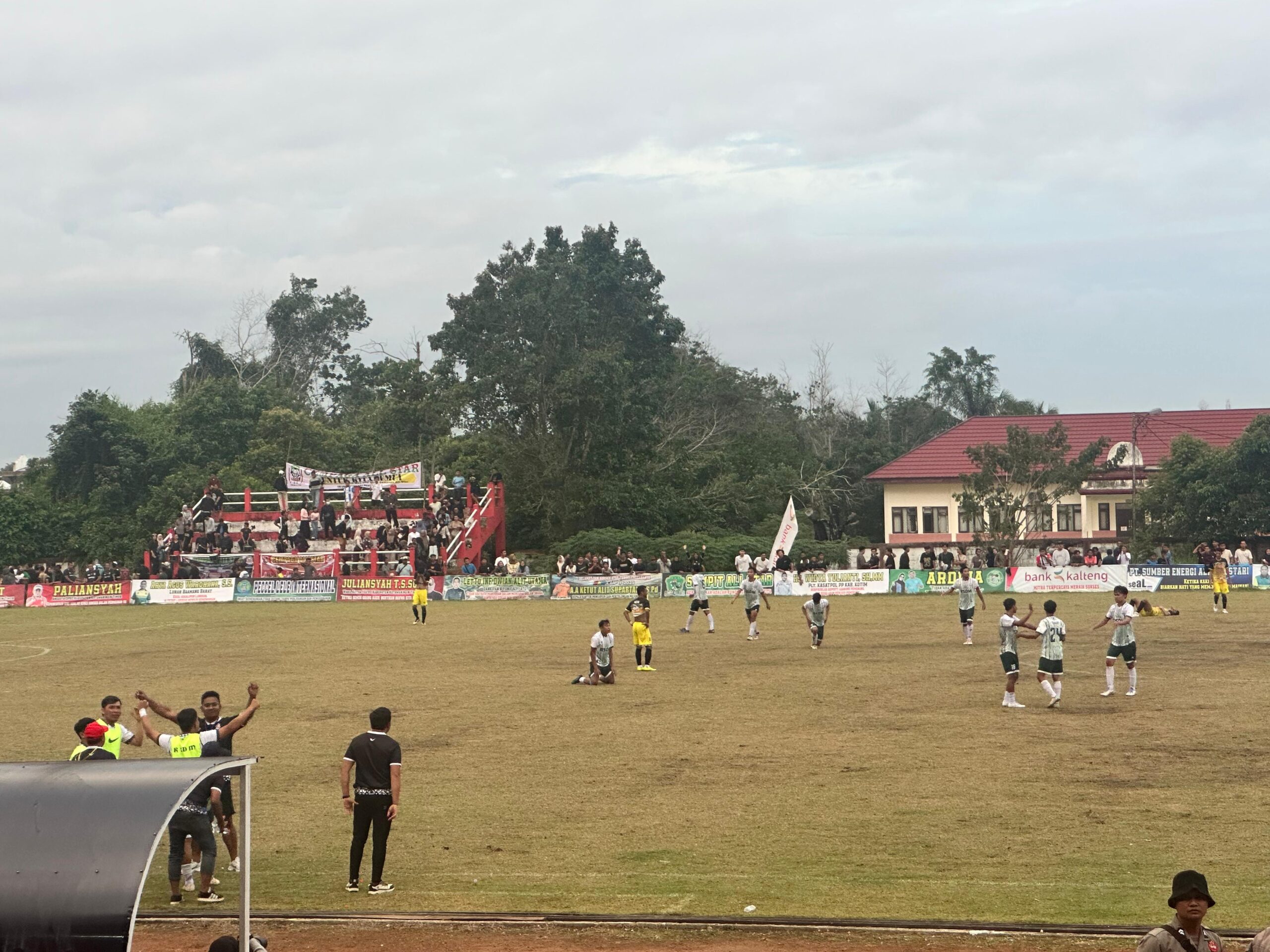 <p>Pertandingan partai Semifinal antara Cempaga All Star vs RSDM FC A di turnamen HNR Cup I 2025 pada Kamis (17/7/2025). (Foto: Agus)</p>

