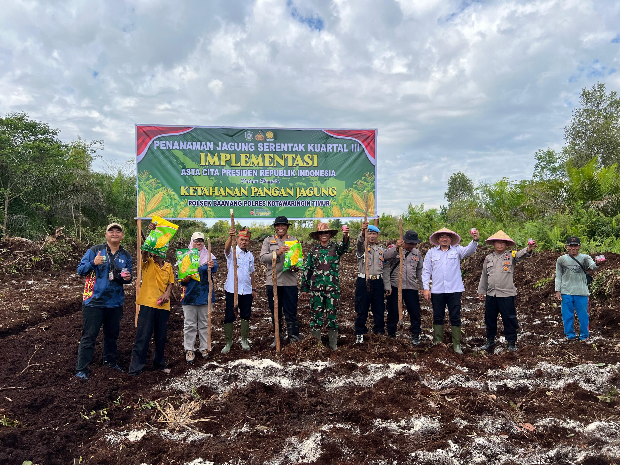 <p>Kegiatan penanaman jagung serentak Forkopimcam Baamang. Kamis (10/7/2025). (Foto : Agus)</p>