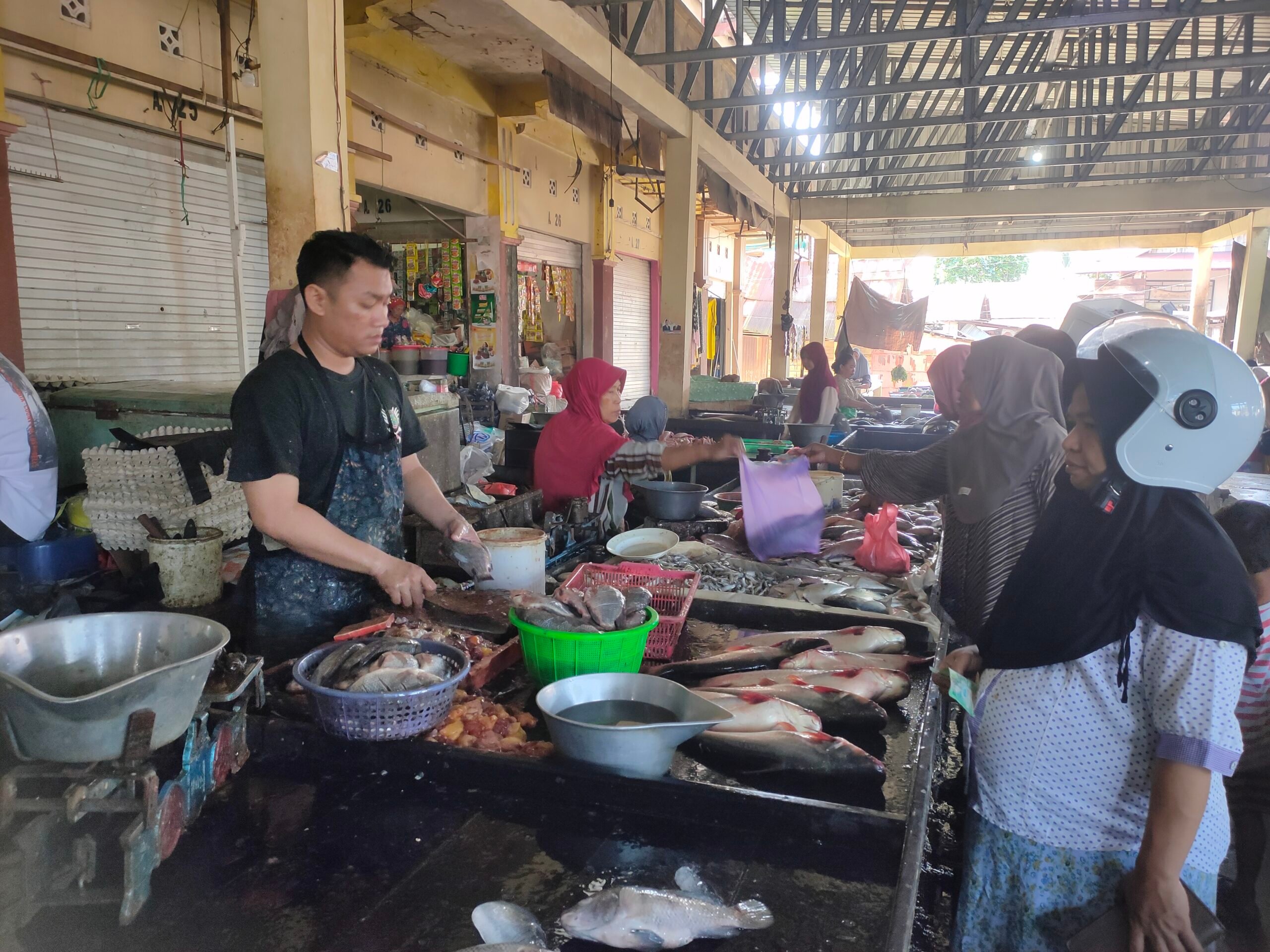 <p>Aktivitas di Pasar Keramat Sampit, Senin (21/7/2025). (Foto : Andri)</p>