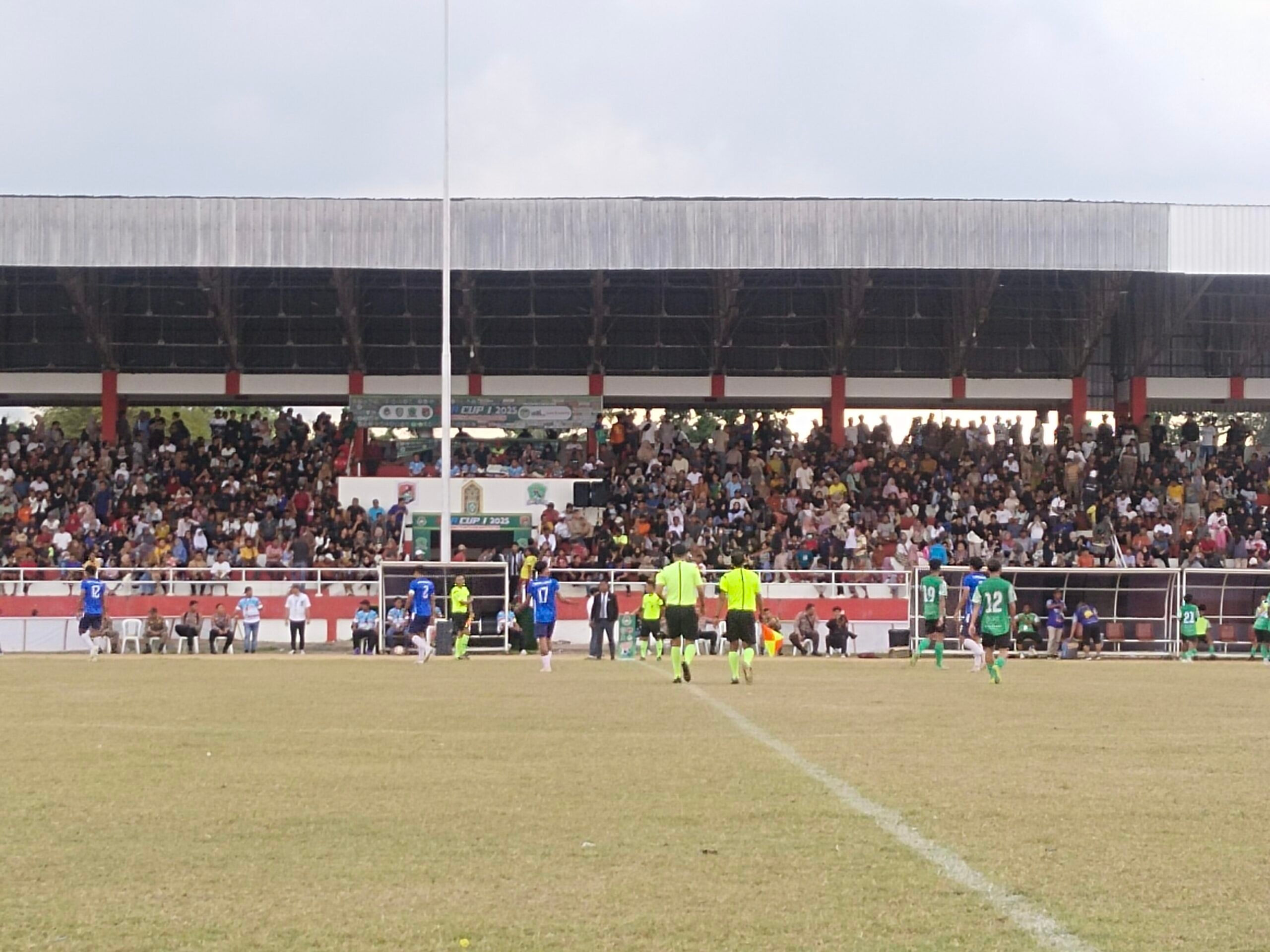 <p>Pertandingan HNR Cup 1 2025 di Stadion 29 Nopember Sampit. (Foto : Agus)</p>