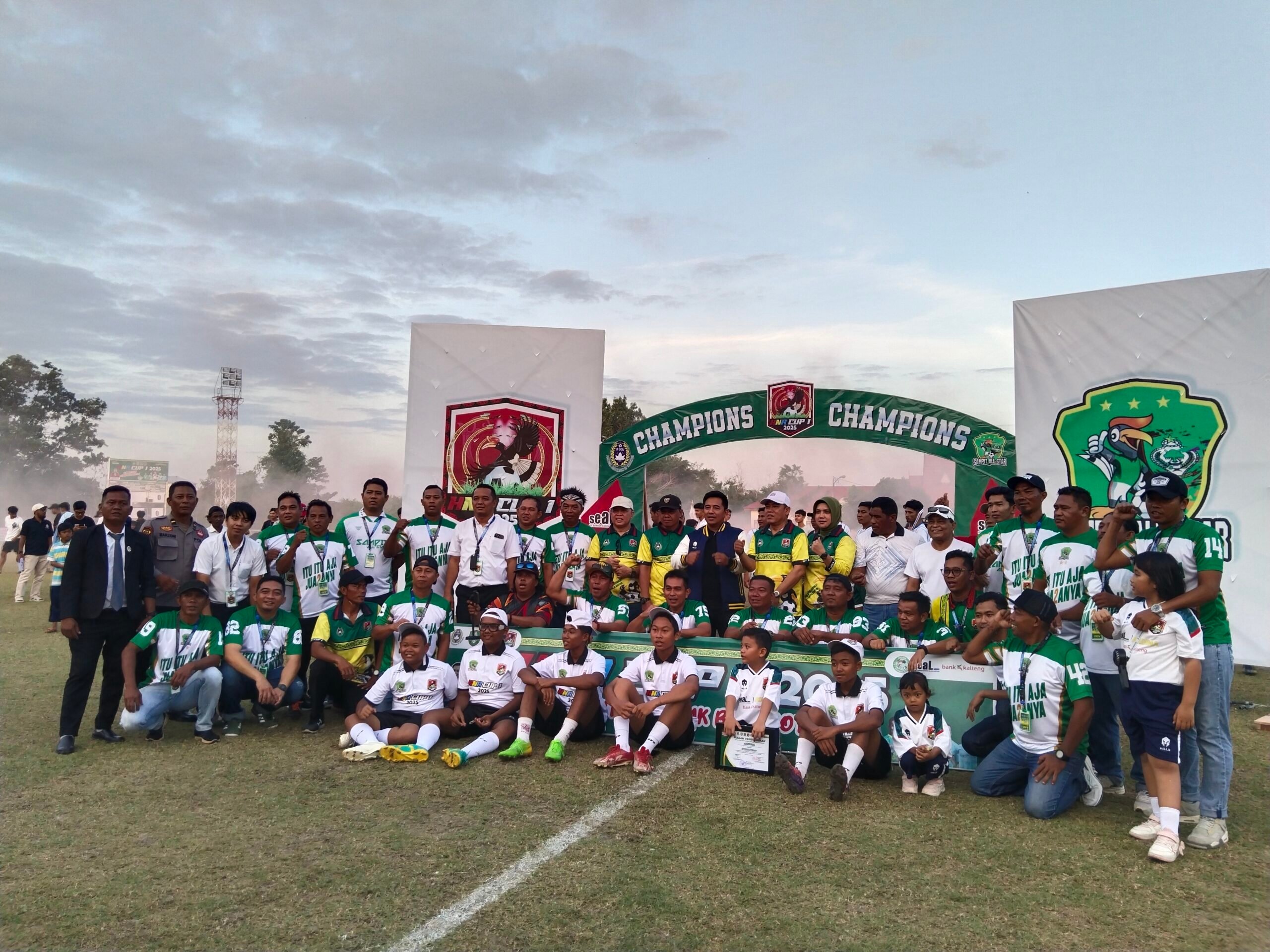 <p>Foto bersama Komunitas Sampit All Star saat sukses menyelenggarakan turnamen HNR Cup I 2025. (Foto: Dok Agus) </p>
