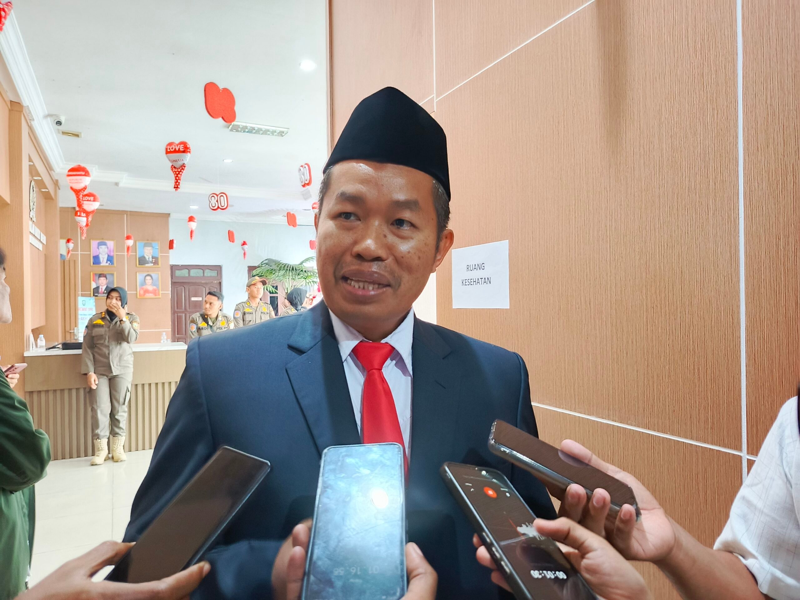 <p>Kepala BKPSDM Kotim, Kamarrudin Makalepu saat diwawancarai, Jumat (15/8/2025). (Foto: Apri) </p>