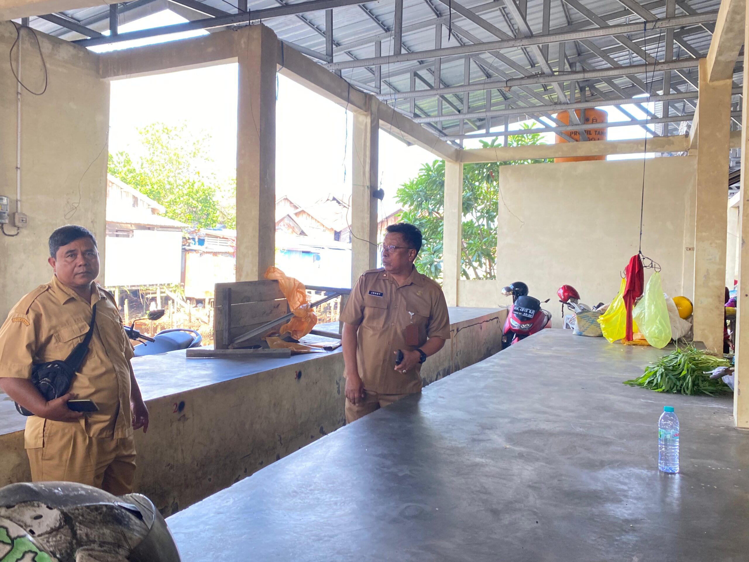 <p>Plt Kepala Dinas Koperasi, UKM, Perindustrian dan Perdagangan Kotim, Johny Tangkere, mengecek lapak kosong di Pasar Keramat, pada Selasa (5/8/2025). (Foto: Apri) </p>