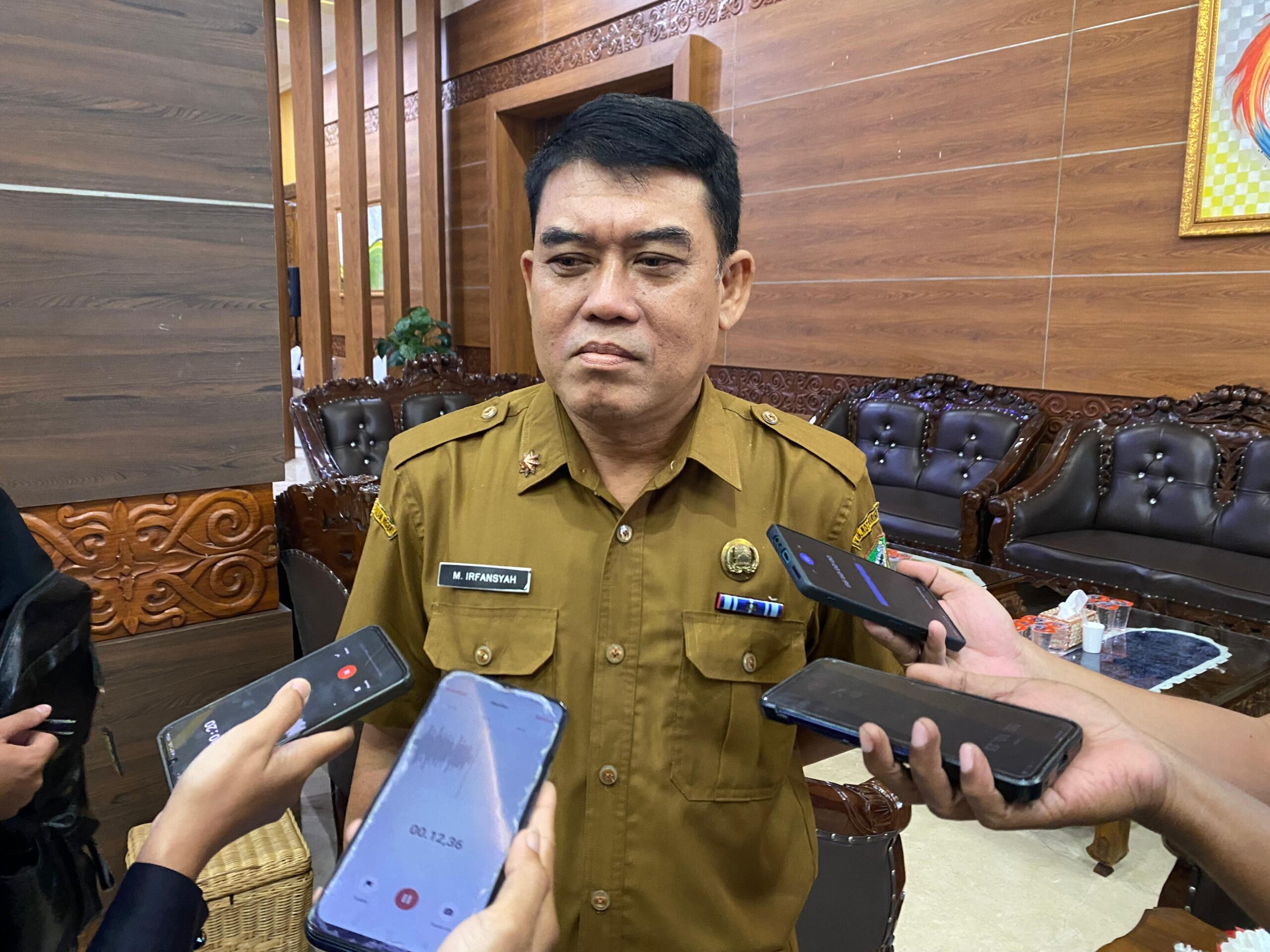 <p>Kepala Disdik Kotim, Muhammad Irfansyah saat diwawancarai. (Dok: Apri) </p>