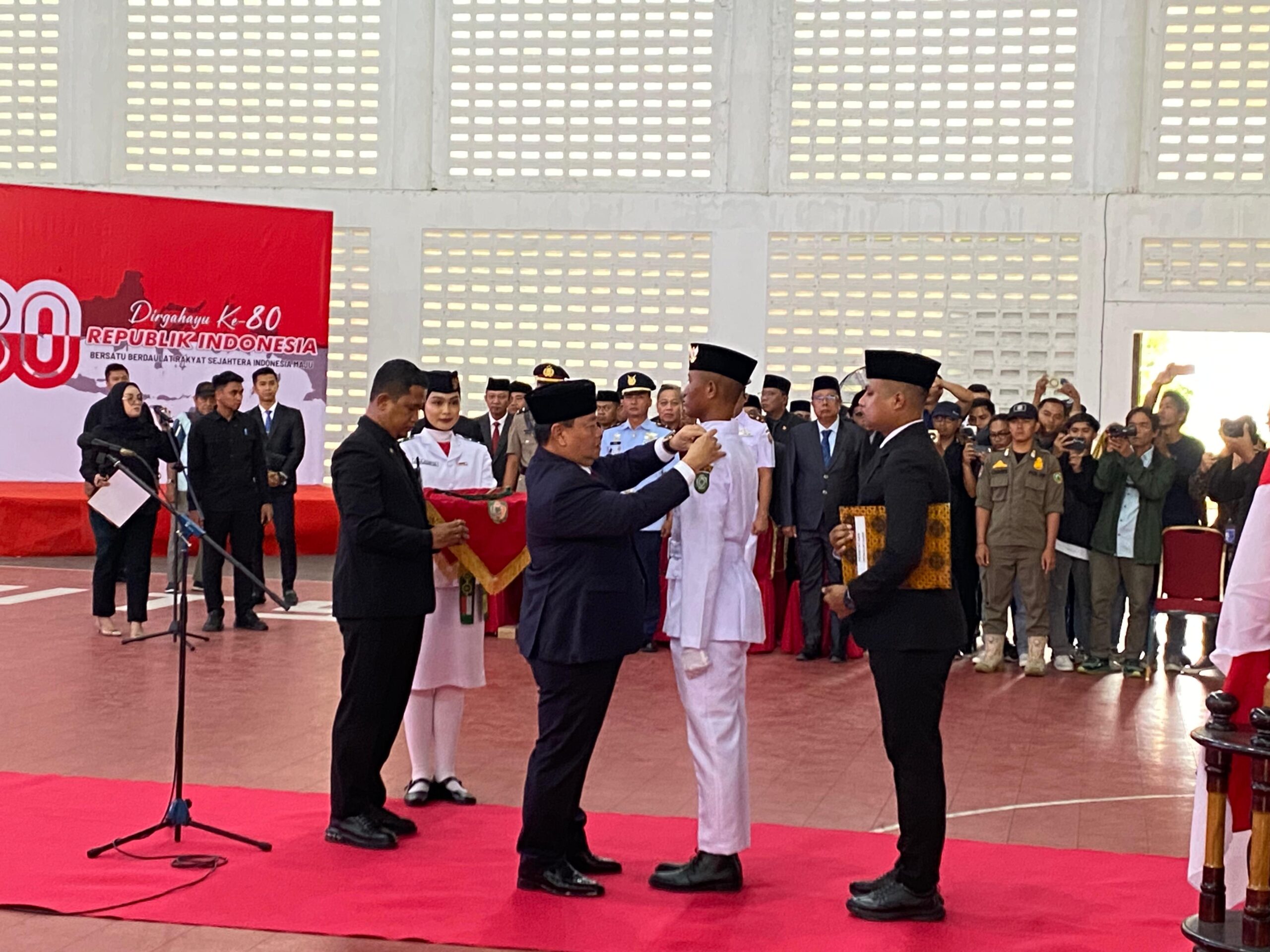 <p>Bupati Kotim, Halikinnor, saat mengukuhkan anggota paskibraka yang digelar di Gor Indoor Futsal Stadion 29 November, Sabtu (16/8/2025). (Foto: Apri) </p>