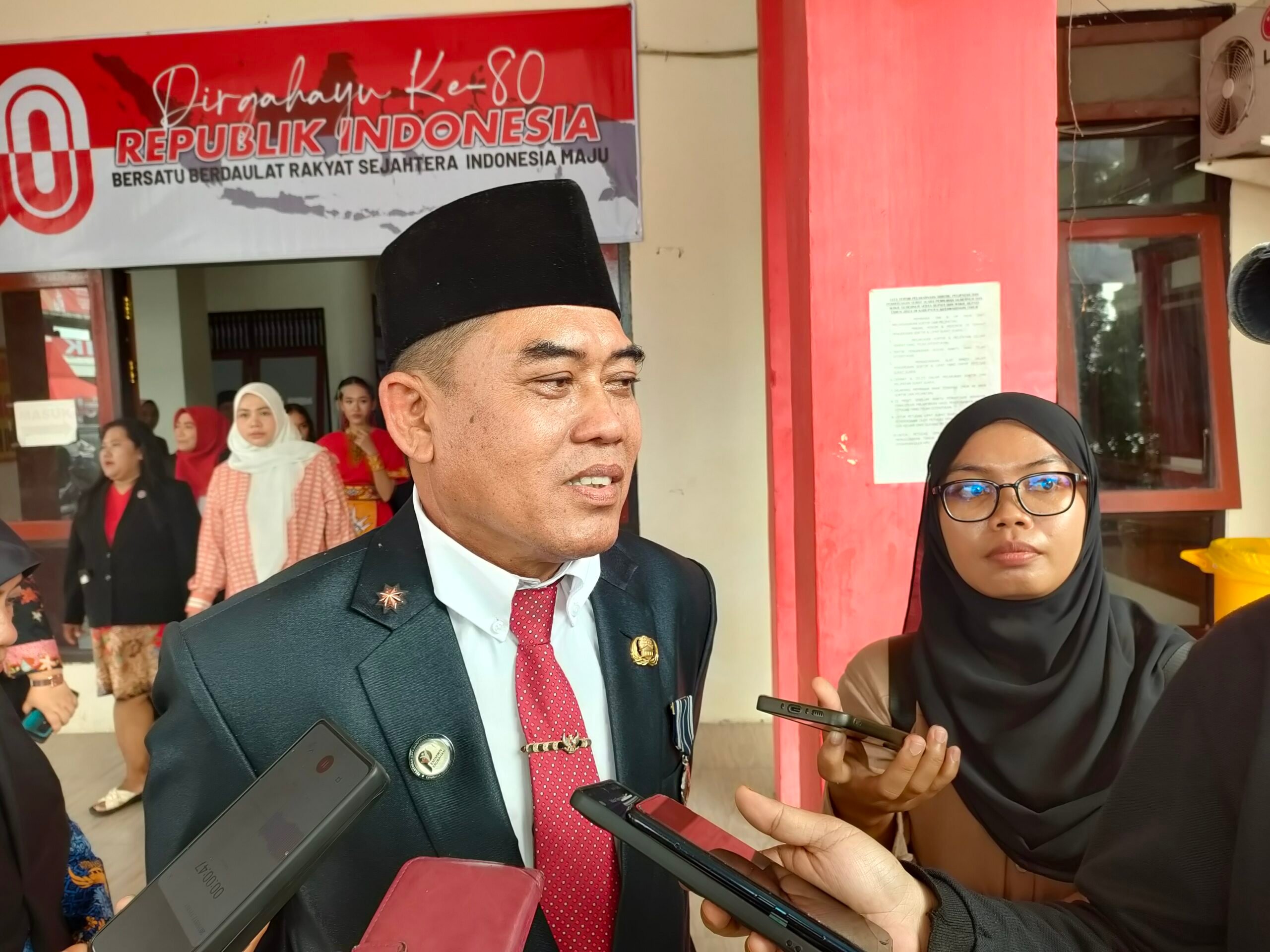 <p>Kepala Disdik Kotim, Muhammar Irfansyah saat diwawancarai. (Foto: Apri)</p>