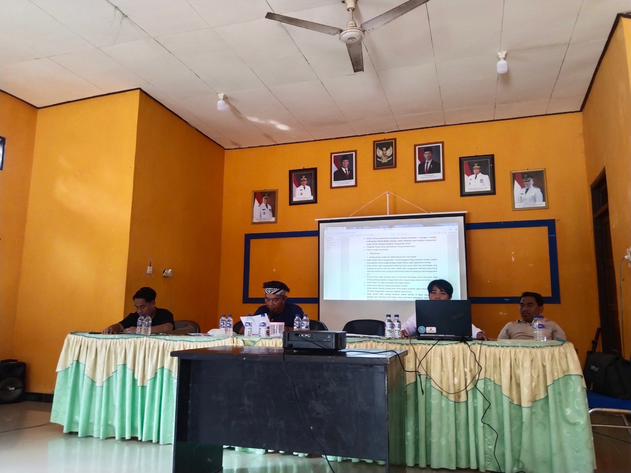 <p>Panitia Piala Kemerdekaan tahun 2025 saat menggelar Teknikal meeting dengan para delegasi club yang mendaftarkan pada Rabu (13/8/2025) sore. (Foto: Agus)</p>