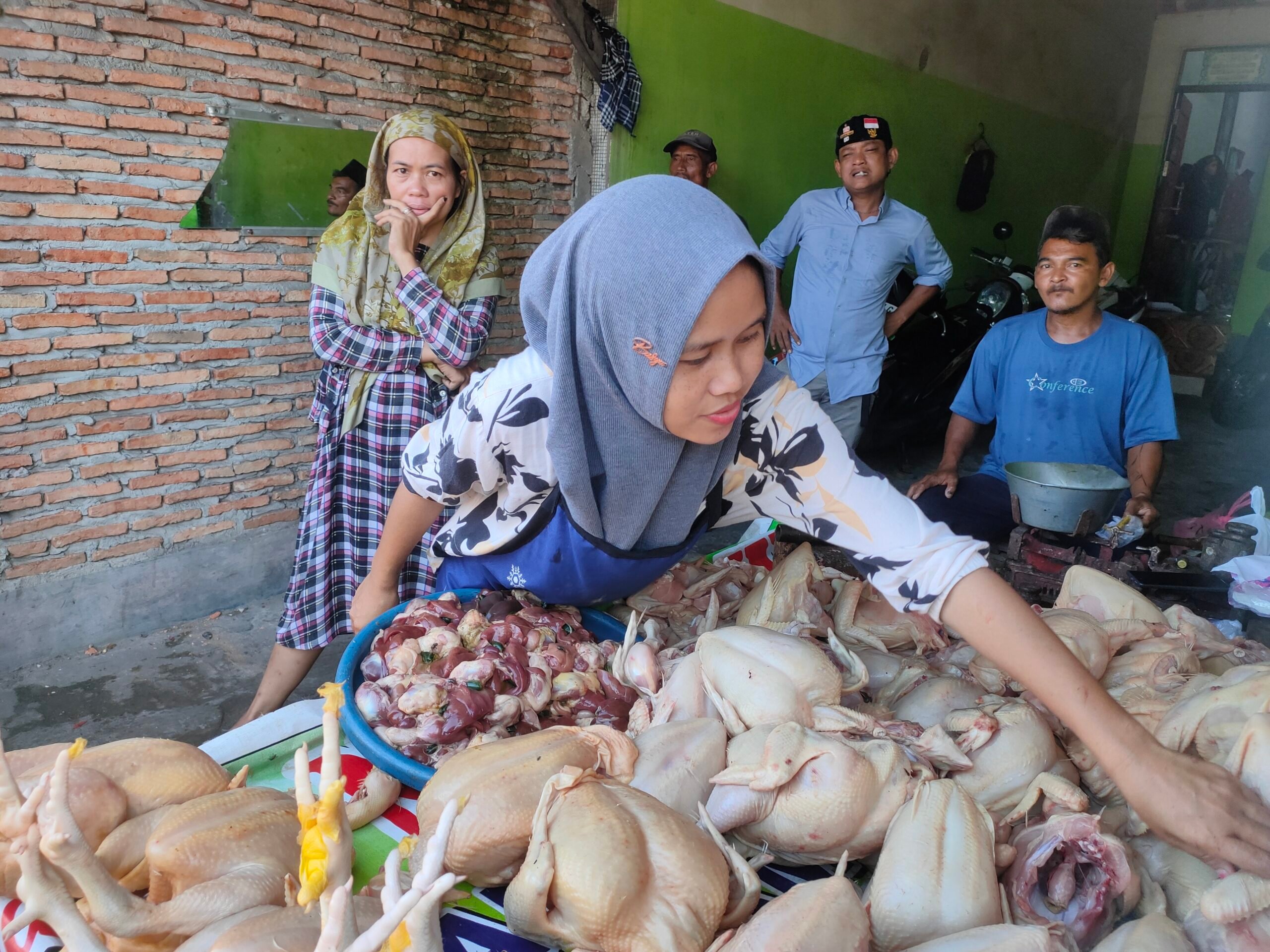 <p>Pedagang ayam di kawasan Pasar Keramat Sampit, Selasa (5/8/2025). (Foto : Andri)</p>
