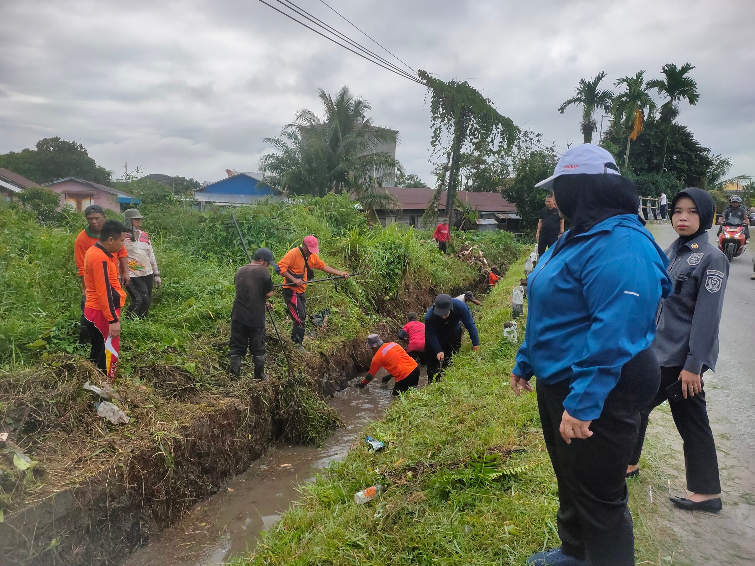 <p>Kegiatan kerja bakti di Jalan Koip Selatan wilayah Kecamatan Mentawa Baru Ketapang, Selasa (19/8/2025). (Foto : Andri)</p>

