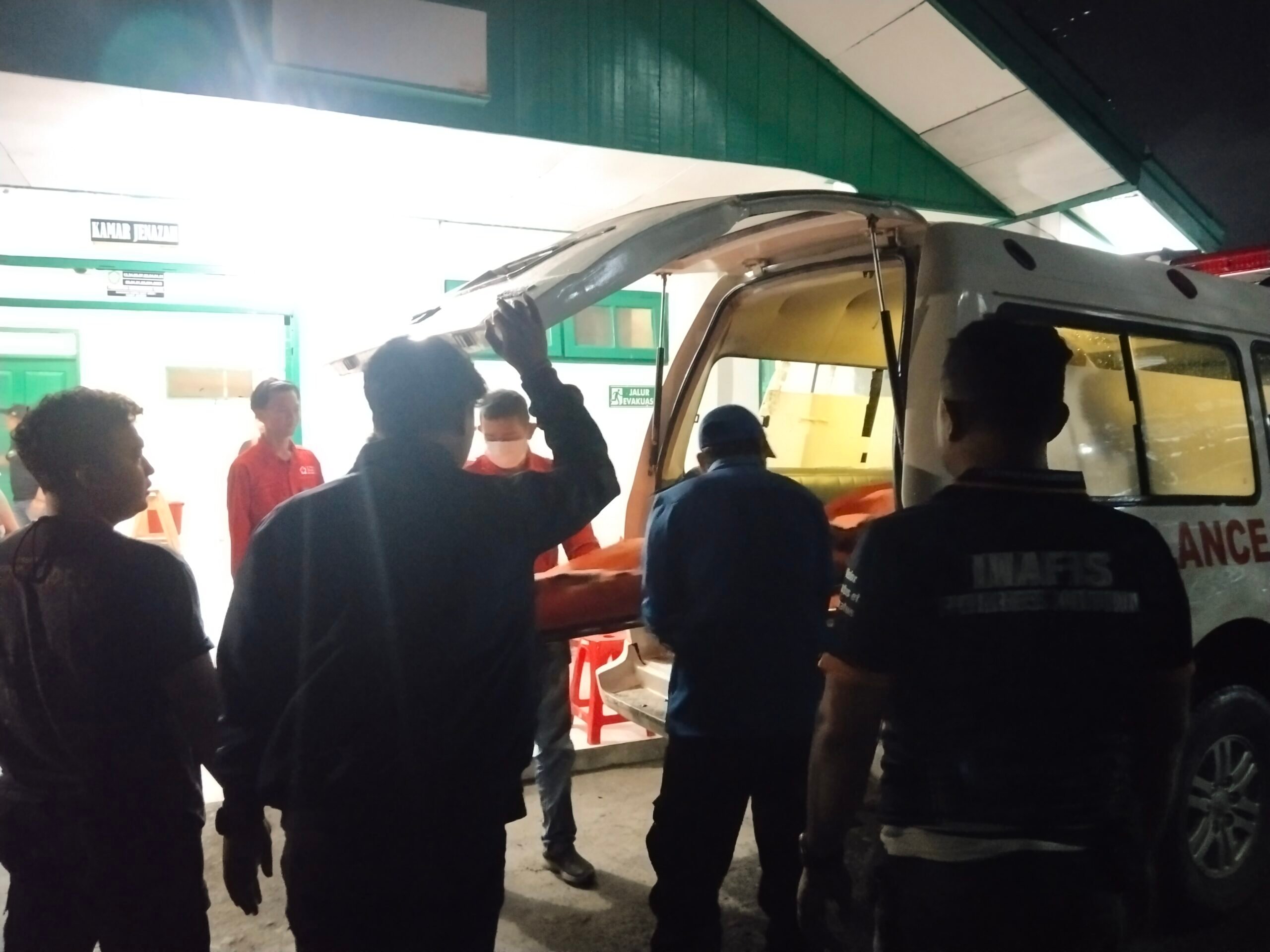 <p>Mayat Mardiansyah saat hendak dibawa ke rumah duka setelah dilakukan visum di ruang Jenazah RSUD Dr Murjani Sampit pada Selasa (12/8/2025). (Foto:Agus) </p>
