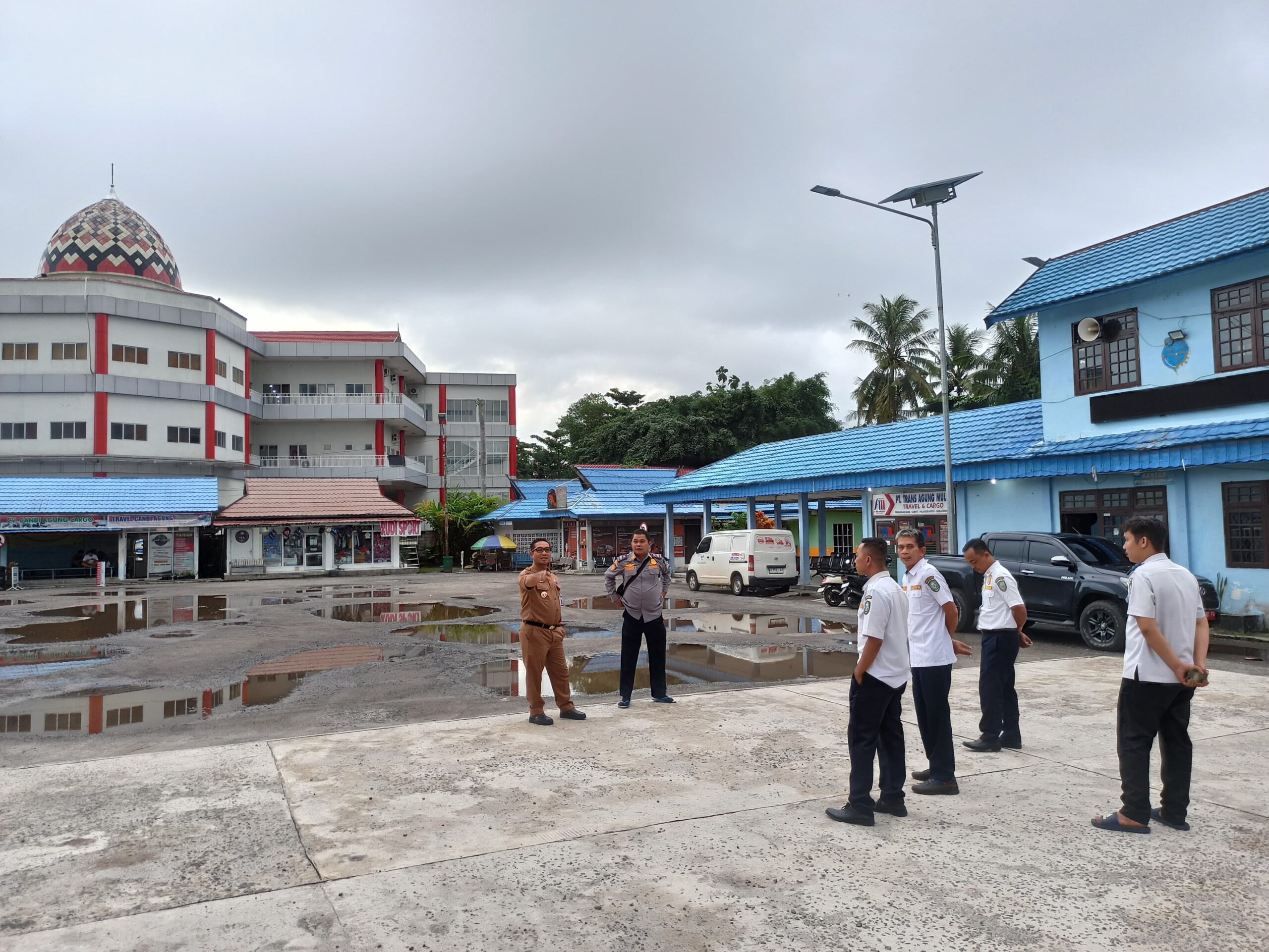 <p>Plt Kepala Dinas Perhubungan Kotim Raihansyah beserta jajaran berada di Terminal Patih Rumbih, Senin (28/7/2025). (Foto Dishub Kotim) </p>

