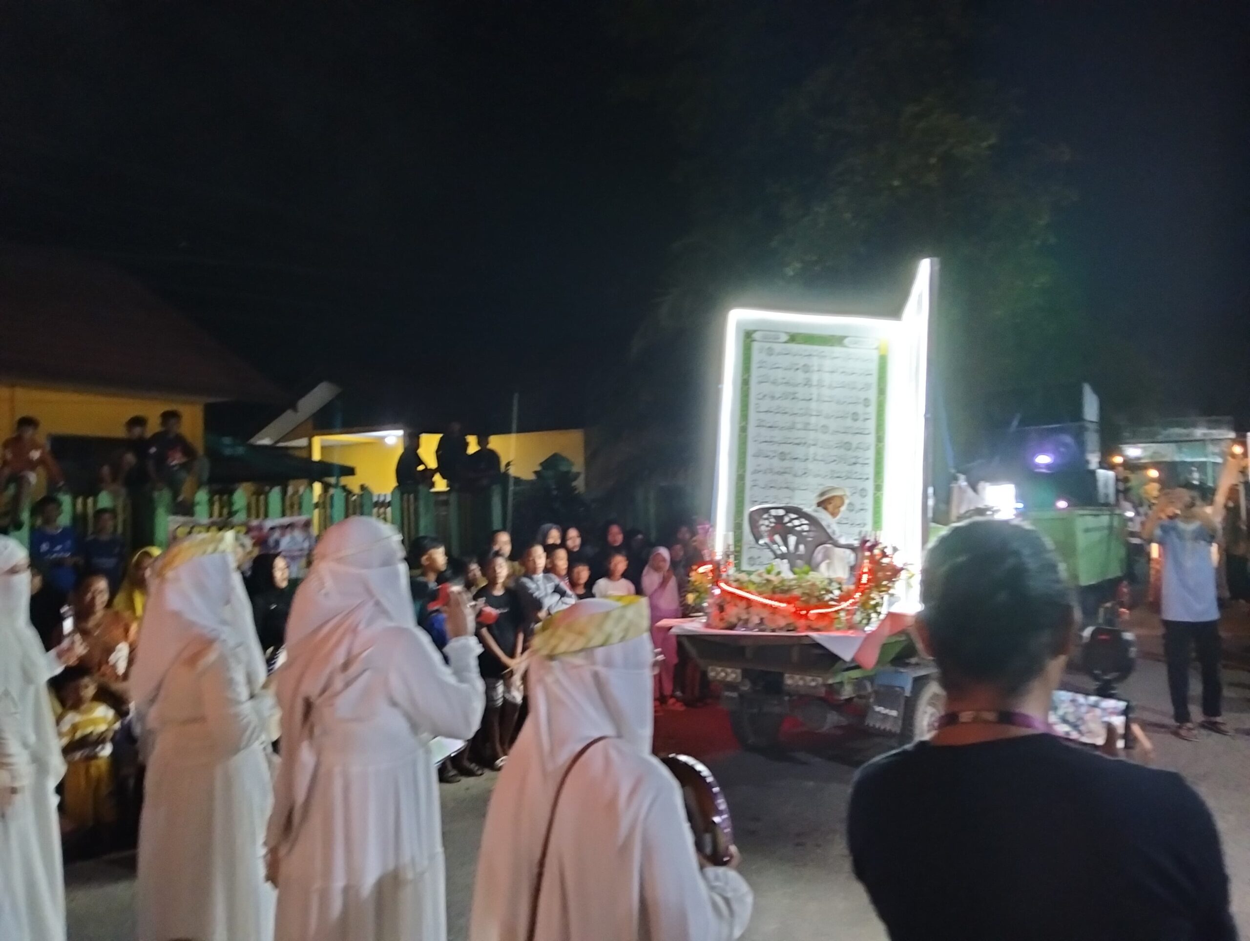<p>Rombongan Kelurahan Baamang Hulu menampilkan Al-Quran raksana dalam pawai obor Idul Adha 1446 H, pada Kamis (5/6/2025) malam. </p>
