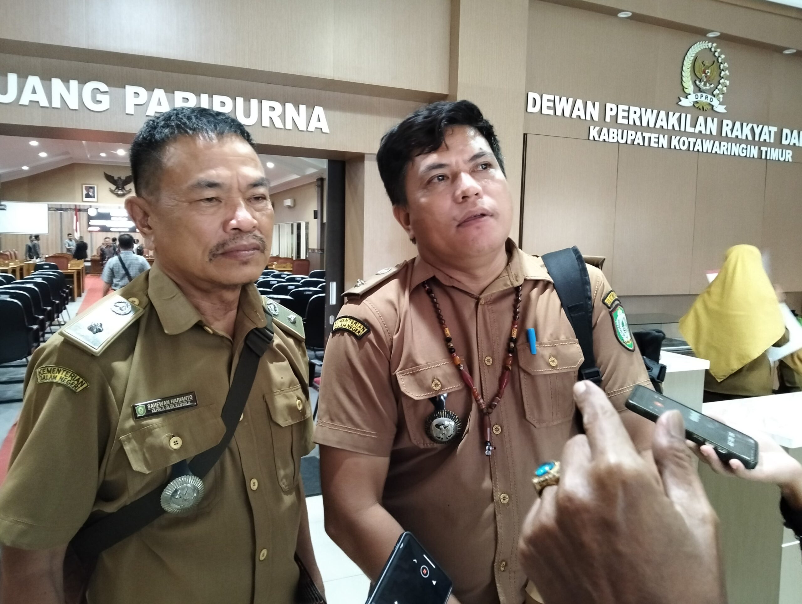 <p>Kepala Desa Palangan (Kanan), Anastasius Delik saat diwawancarai. </p>
