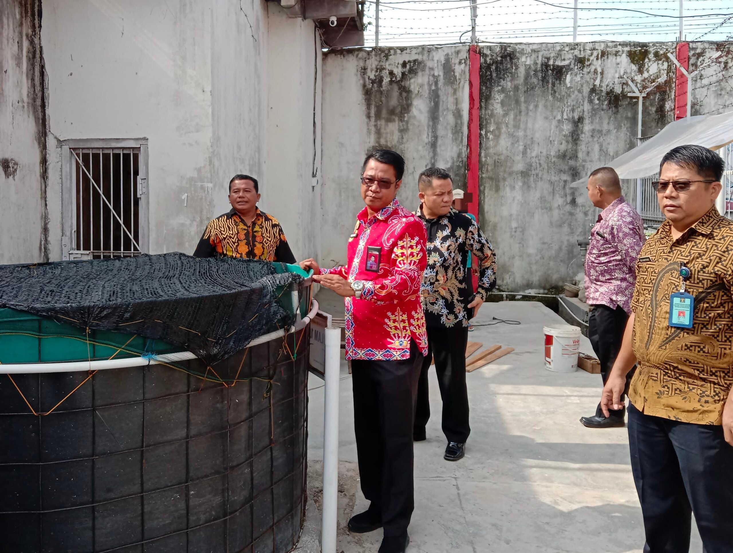 <p>Kalapas Kelas IIB Sampit, Meldy Putera bersama jajaran saat rutin melaksanakan kontrol kegiatan WBP dan area Brandgang, pada Jumat (27/9). </p>