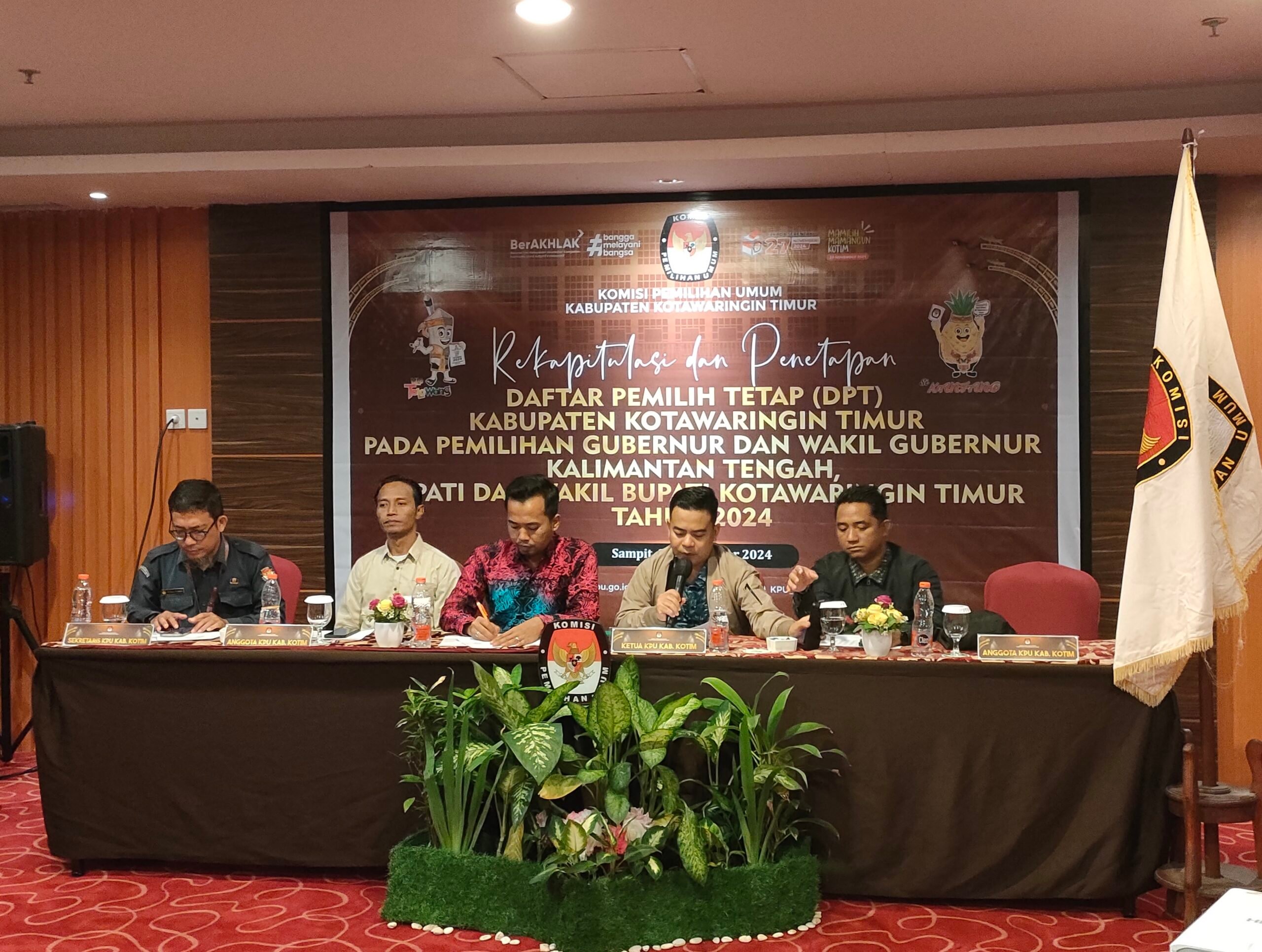 <p>Ketua KPU Kotim, Muhammad Rifqi saat memimpin pelaksanaan Rekapitulasi dan Penetapan DPT pada pemilihan gubernur dan wakil gubernur Kalteng, dan bupati dan wakil bupati Kotim, di Dynasty Room Aquarius Boutique Hotel, pada Sabtu (21/9). </p>
