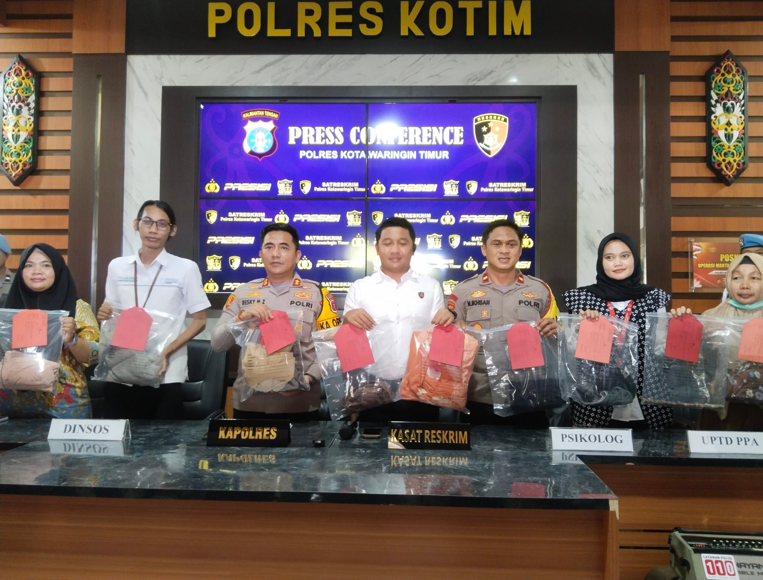 <p>Kapolres Kotim, AKBP Resky M.Z, saat menujukan barbuk dari pelaku pembuangan bayi bersama instansi terkait saat konferensi pers di Mapolres Kotim, Senin, (14/10).</p>