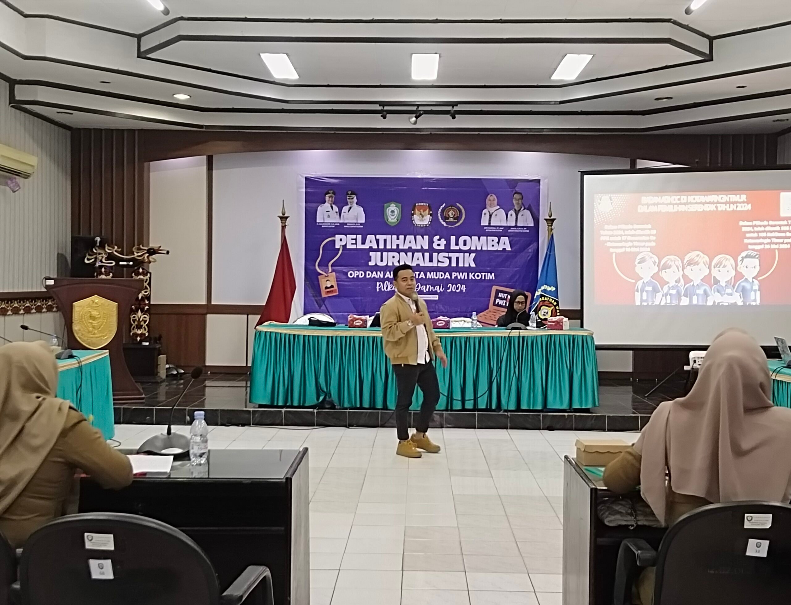 <p>Ketua KPU Kotim, Muhammad Rifki, saat memberikan materi di kegiatan Pelatihan dan Lomba Jurnalistik yang diadakan PWI Kotim.</p>