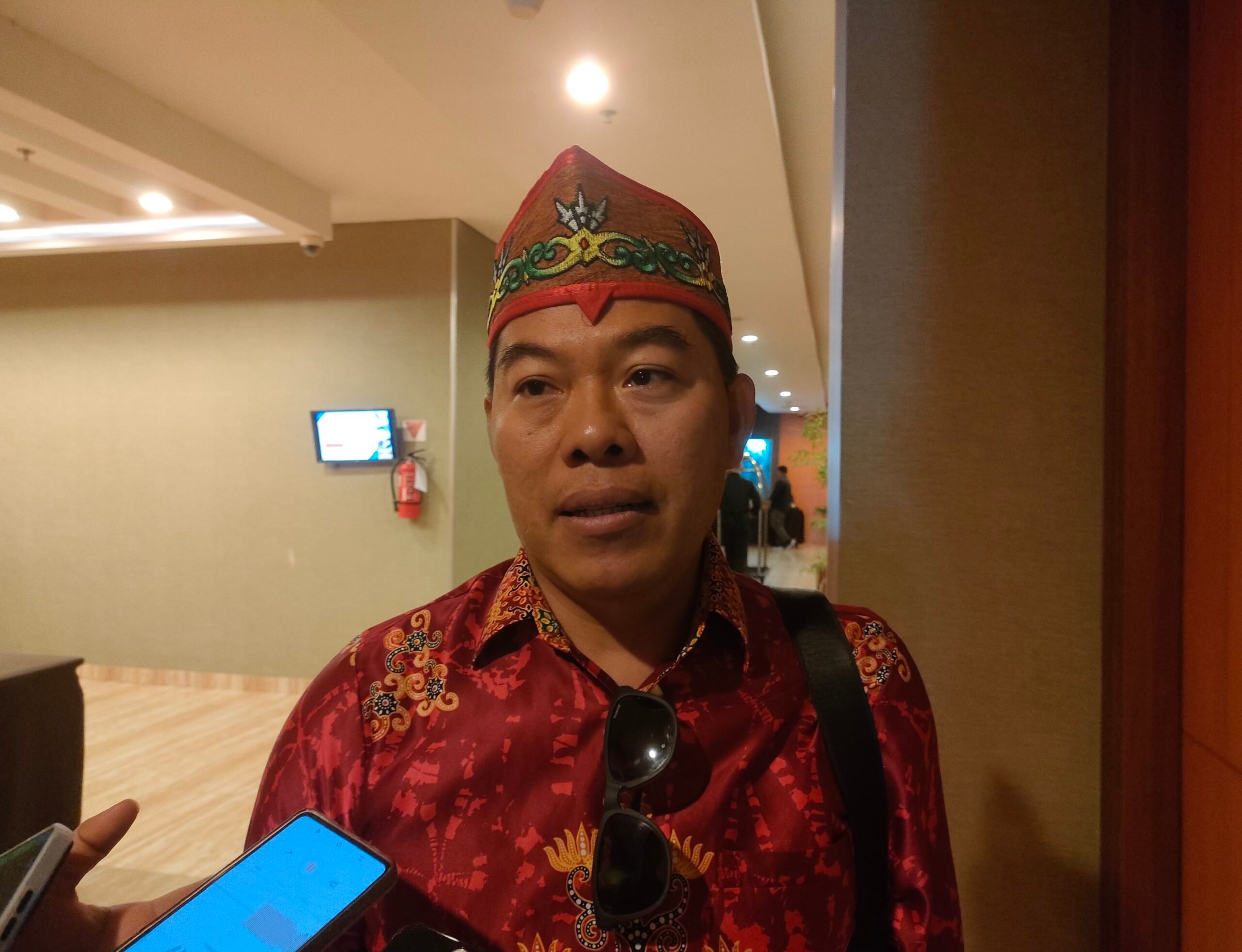 <p>Ketua Harian DAD Kotim, Gahara saat diwawancarai. (Dok: Apri) </p>