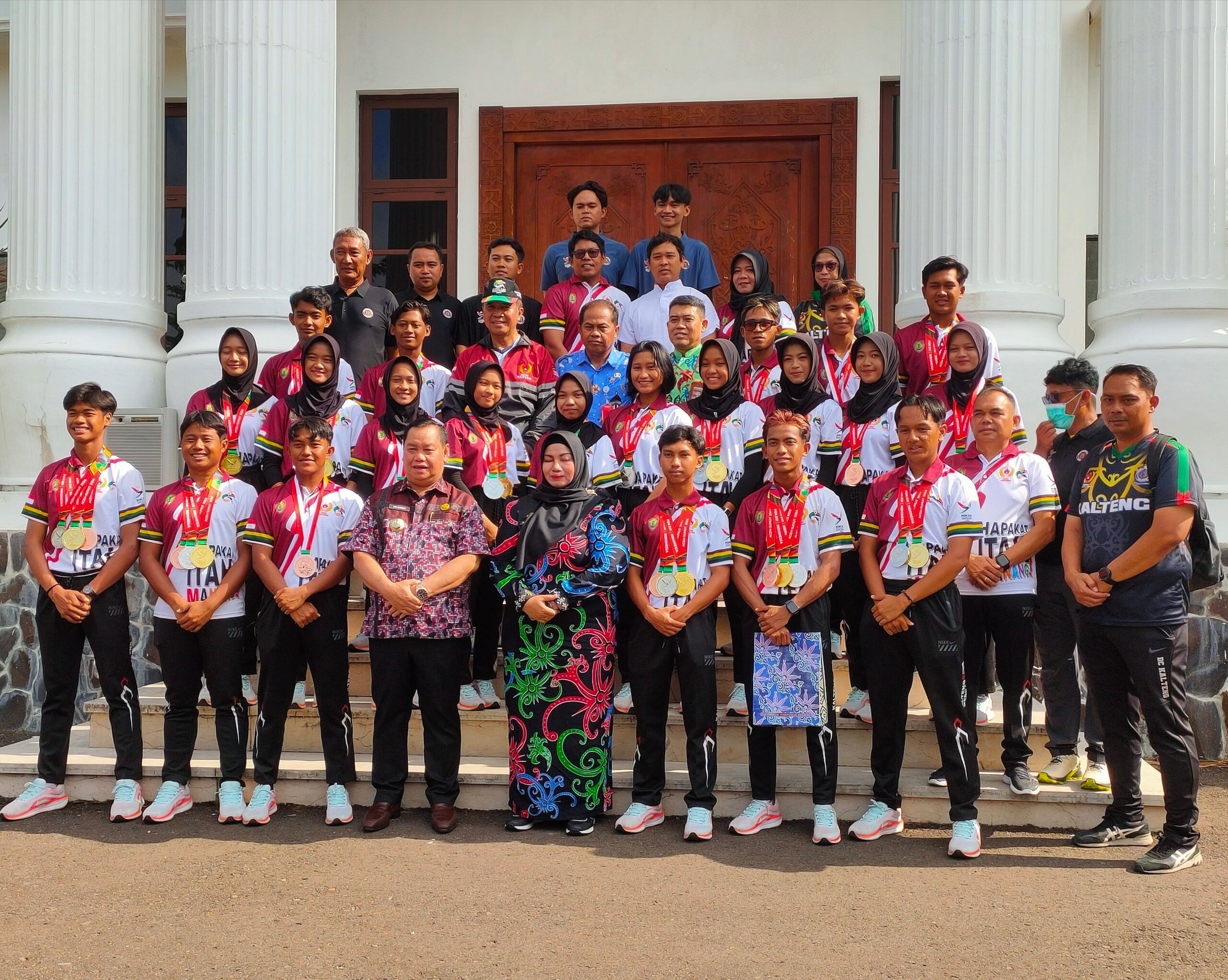 <p>Bupati Kotim Halikinnor, Wakil Bupati Kotim Irawati bersama bersama Drumband </p>