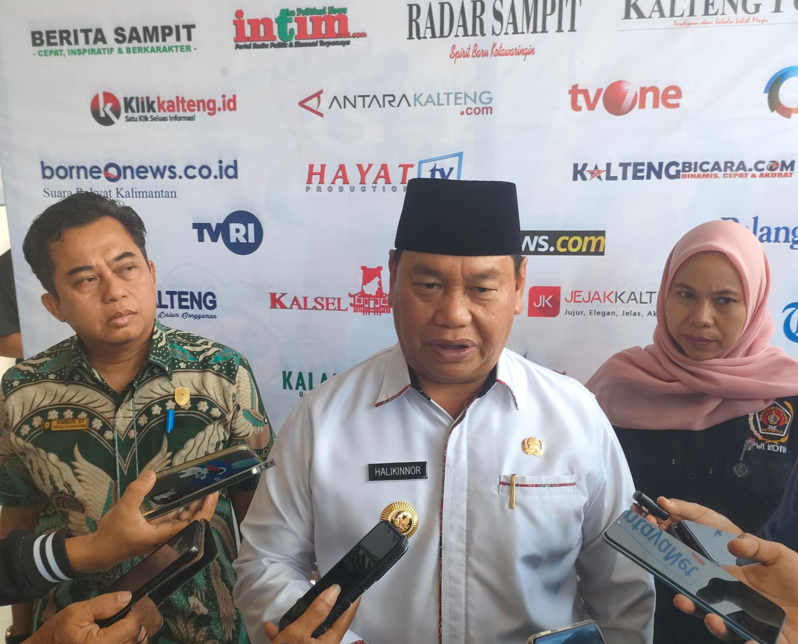 <p>Bupati Kotim, Halikinnor saat diwawancarai usai membuka konferensi PWI Kotim di Gedung Wanita, Sampit, Rabu (14/5/2025). </p>