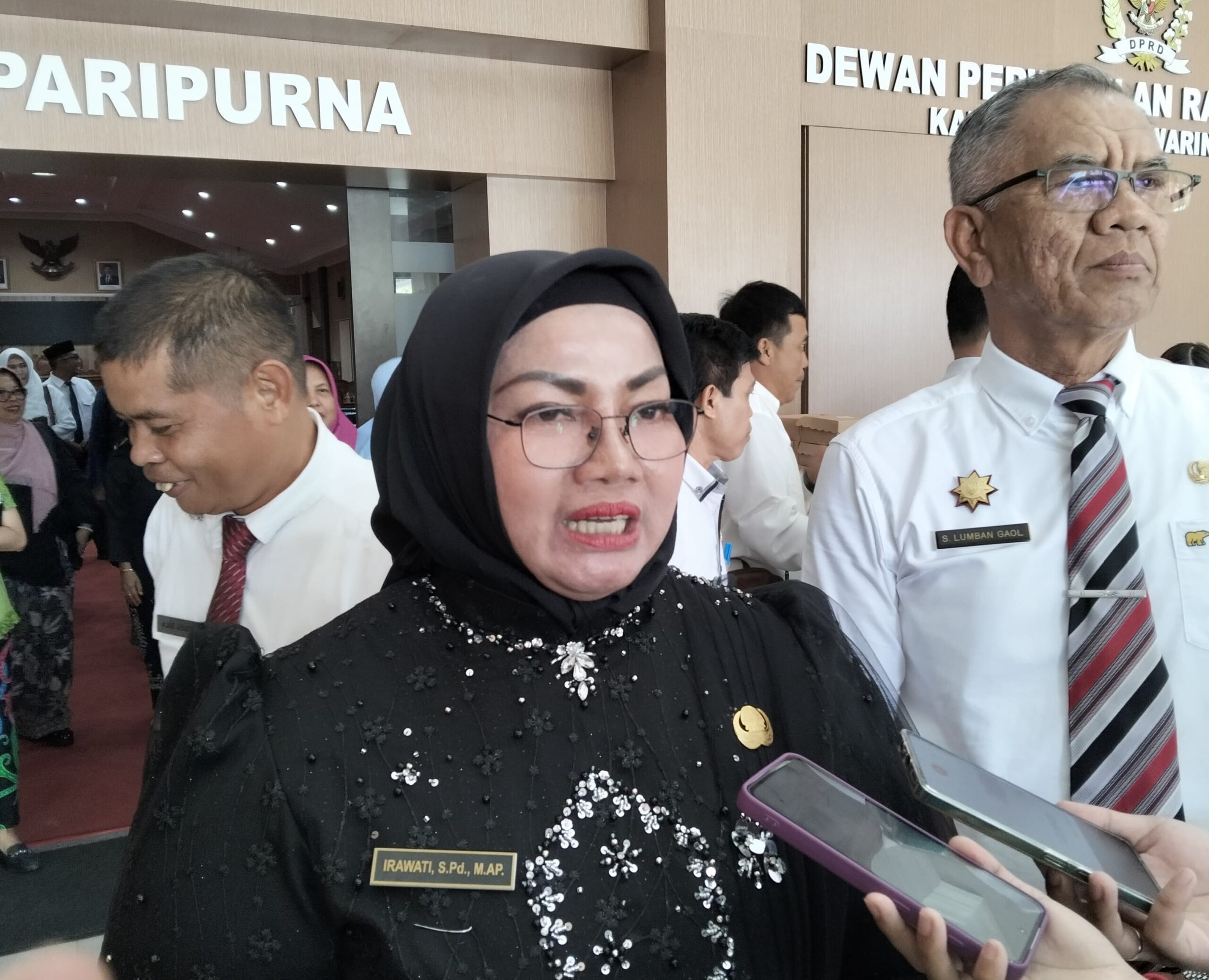 <p>Wabup Kotim, Irawati saat diwawancarai awak media, Senin (21/4/2025). </p>