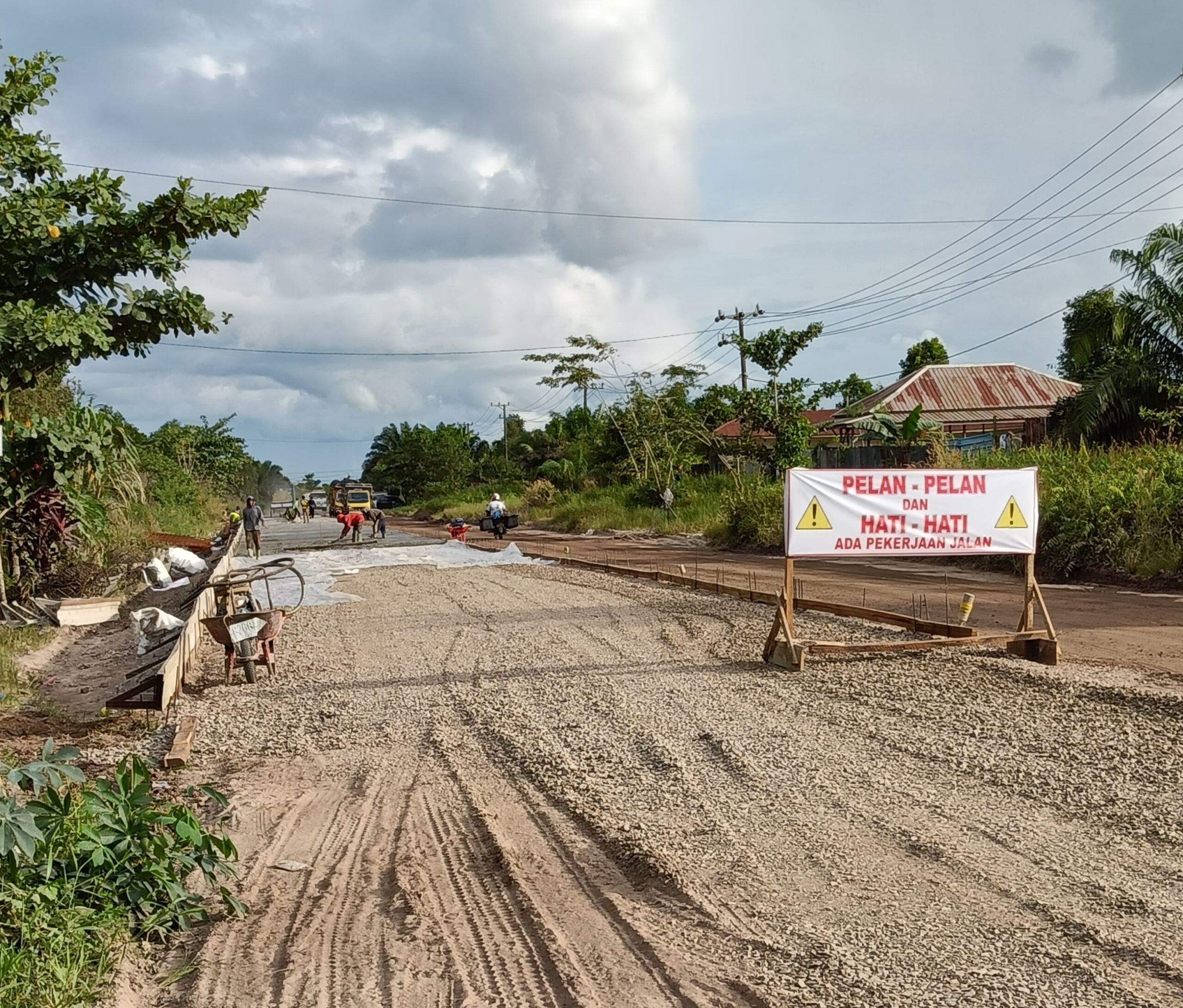 <p>Nampak perbaikan Jalan Moh Hatta atau Lingkar Selatan Sampit, Kabupaten Kotim mulai dikerjakan, Minggu (18/5/2025). </p>