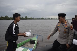 Ditpolairud Polda Kalteng Berbagi Takjil untuk Warga Pesisir Sungai Mentaya