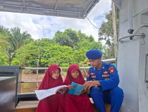 Literasi untuk Negeri: Kapal Melek Huruf 2005 Ditpolairud Polda Kalteng Layani Anak-anak Pesisir Mentaya