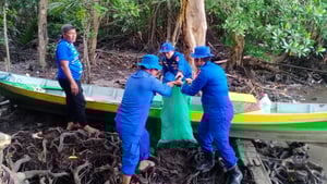 Wujudkan Lingkungan Bersih dan Sehat, Ditpolairud Bersihkan Sampah di Sungai Kumai