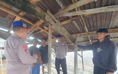Personel Ditpolairud Sampaikan Pesan Kamtibmas kepada Masyarakat Pesisir Pegatan Hilir