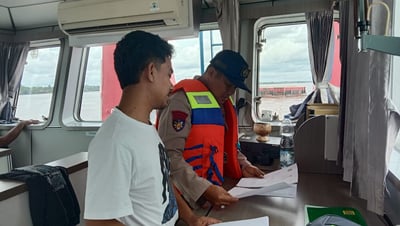 Personel Ditpolairud Beri Himbauan Keselamatan kepada Crew Kapal yang Melintasi DAS Kahayan