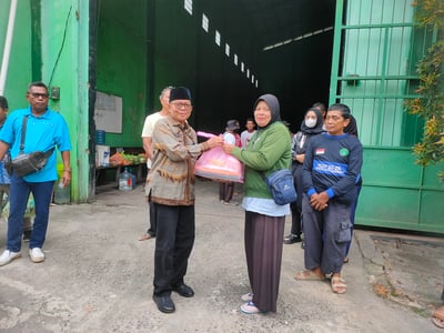 Pekerja Kebersihan di Sampit Dapat Dukungan Sembako dari DLH Kotim