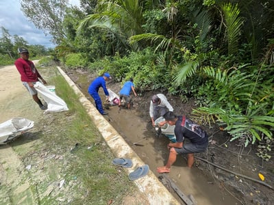 Peduli Lingkungan, Ditpolairud Polda Kalteng dan Warga Kumai Hilir Gotong Royong Bersihkan Sungai