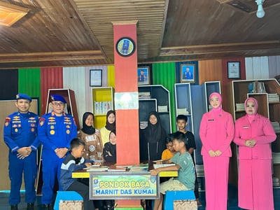 Peduli Pendidikan, Dirpolairud dan Istri Serahkan Bantuan Buku ke Pondok Baca Kumai
