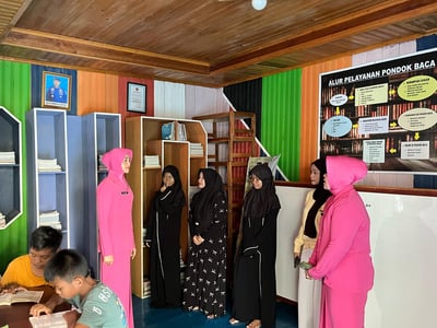 Ketua Bhayangkari Ranting Ditpolairud Kalteng Bagikan Bansos dan Dukung Literasi Anak di Kumai