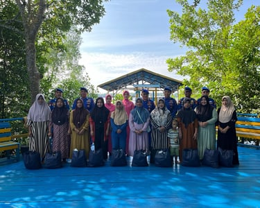 Dekat dengan Rakyat, Dirpolairud Kalteng Bantu Warga Pesisir Lewat Bansos