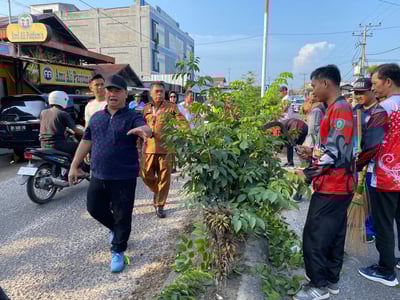 Pemkab dan DPRD Kotim Gotong Royong Bersama Bersihkan Jalan Muchran Ali