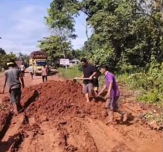 Warga Turun Tangan Perbaiki Jalan Rusak di KM 35 Cempaga