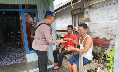 Personel Ditpolairud Polda Kalteng Imbau Warga Pegatan Hilir Waspada Saat Beraktivitas di Sungai dan Jaga Kebersihan Lingkungan