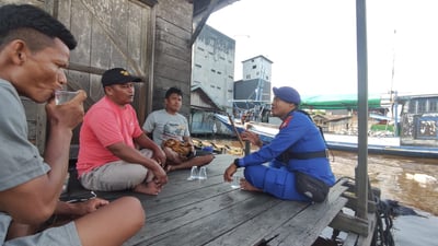 Patroli Humanis di Perairan Kumai, Polairud Sampaikan Pesan Kamtibmas