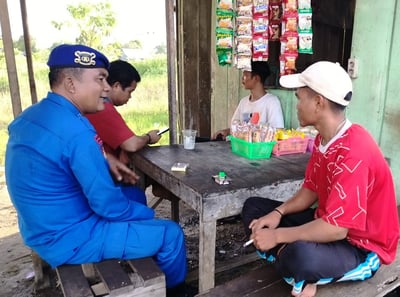 Personel Ditpolairud Bincang Santai dengan Buruh Pelabuhan Kumai, Ini Pesan yang Disampaikan